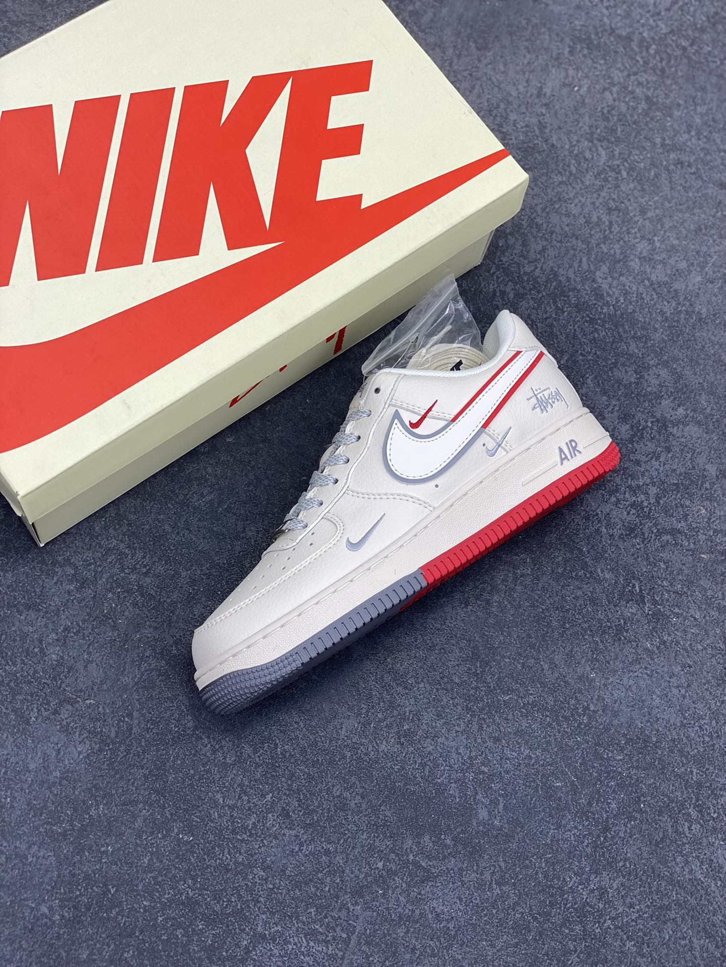 图片[7]-NIke Air Force 1 \’07 Low “斯图西联名——米白拼接灰红”空军一号 低帮 运动鞋 休闲鞋 折边针车 工艺难度大 原楦头原纸板 原装鞋盒 定制五金配件 内置全掌气垫 原厂鞋底 货号：HD2258-607 尺码：36 36.5 37.5 38 38.5 39 40 40.5 41 42 42.5 43 44 44.5 45-选品中心