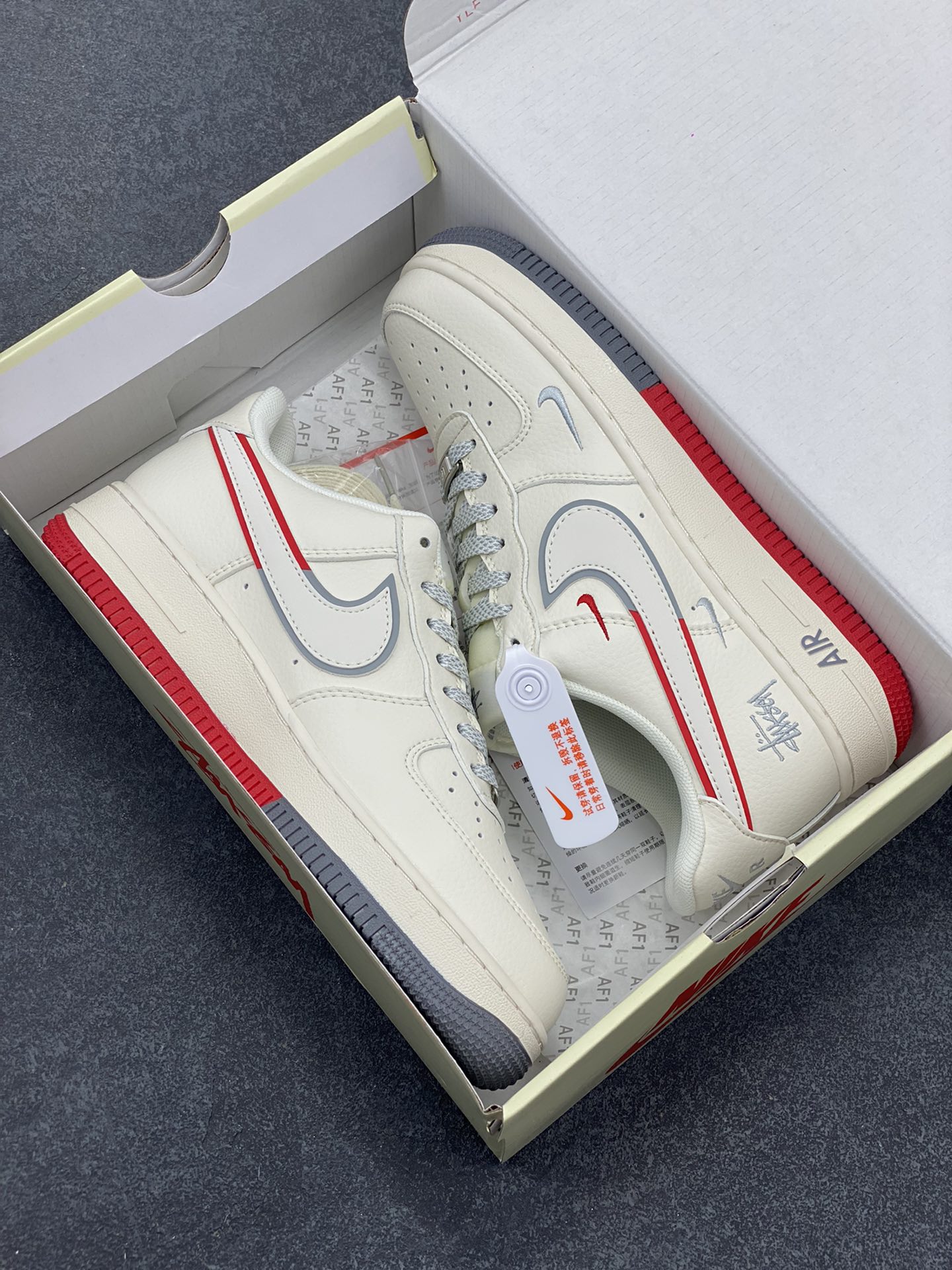 图片[9]-NIke Air Force 1 \’07 Low “斯图西联名——米白拼接灰红”空军一号 低帮 运动鞋 休闲鞋 折边针车 工艺难度大 原楦头原纸板 原装鞋盒 定制五金配件 内置全掌气垫 原厂鞋底 货号：HD2258-607 尺码：36 36.5 37.5 38 38.5 39 40 40.5 41 42 42.5 43 44 44.5 45-选品中心