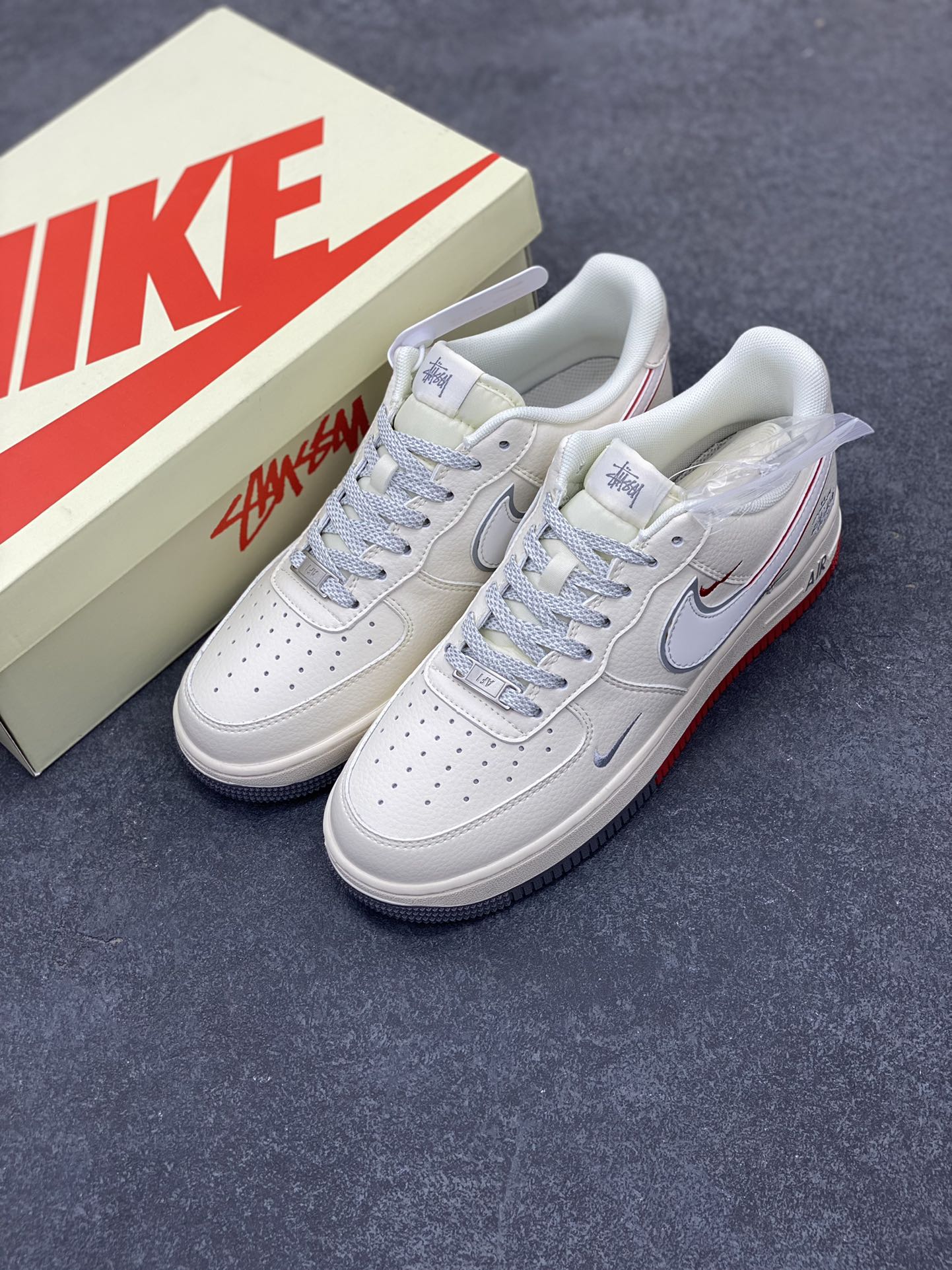 图片[8]-NIke Air Force 1 \’07 Low “斯图西联名——米白拼接灰红”空军一号 低帮 运动鞋 休闲鞋 折边针车 工艺难度大 原楦头原纸板 原装鞋盒 定制五金配件 内置全掌气垫 原厂鞋底 货号：HD2258-607 尺码：36 36.5 37.5 38 38.5 39 40 40.5 41 42 42.5 43 44 44.5 45-选品中心