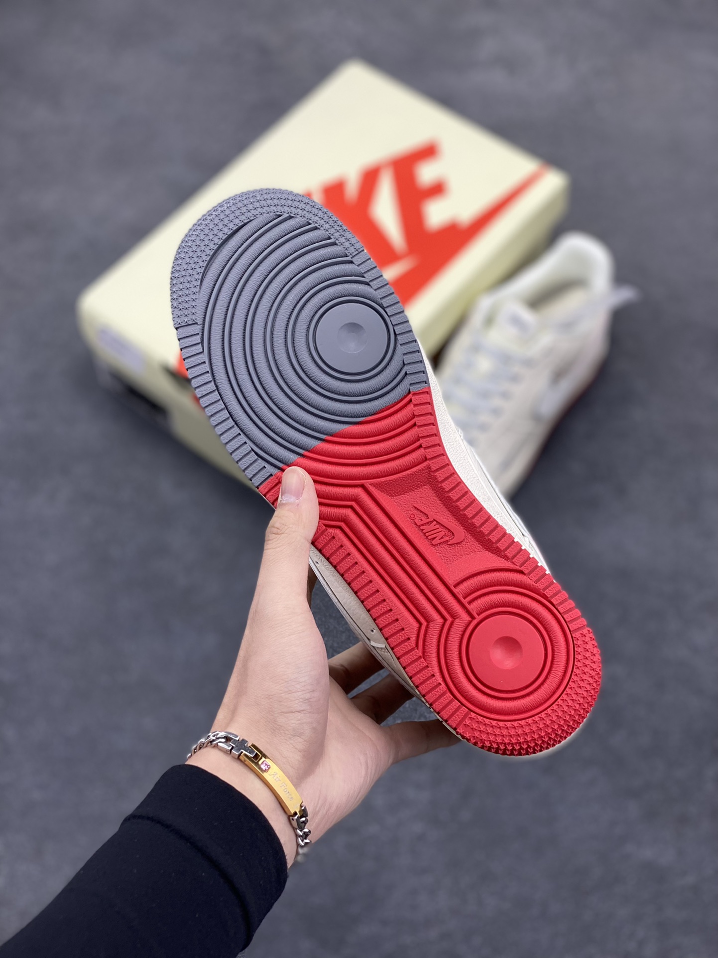 图片[5]-NIke Air Force 1 \’07 Low “斯图西联名——米白拼接灰红”空军一号 低帮 运动鞋 休闲鞋 折边针车 工艺难度大 原楦头原纸板 原装鞋盒 定制五金配件 内置全掌气垫 原厂鞋底 货号：HD2258-607 尺码：36 36.5 37.5 38 38.5 39 40 40.5 41 42 42.5 43 44 44.5 45-选品中心