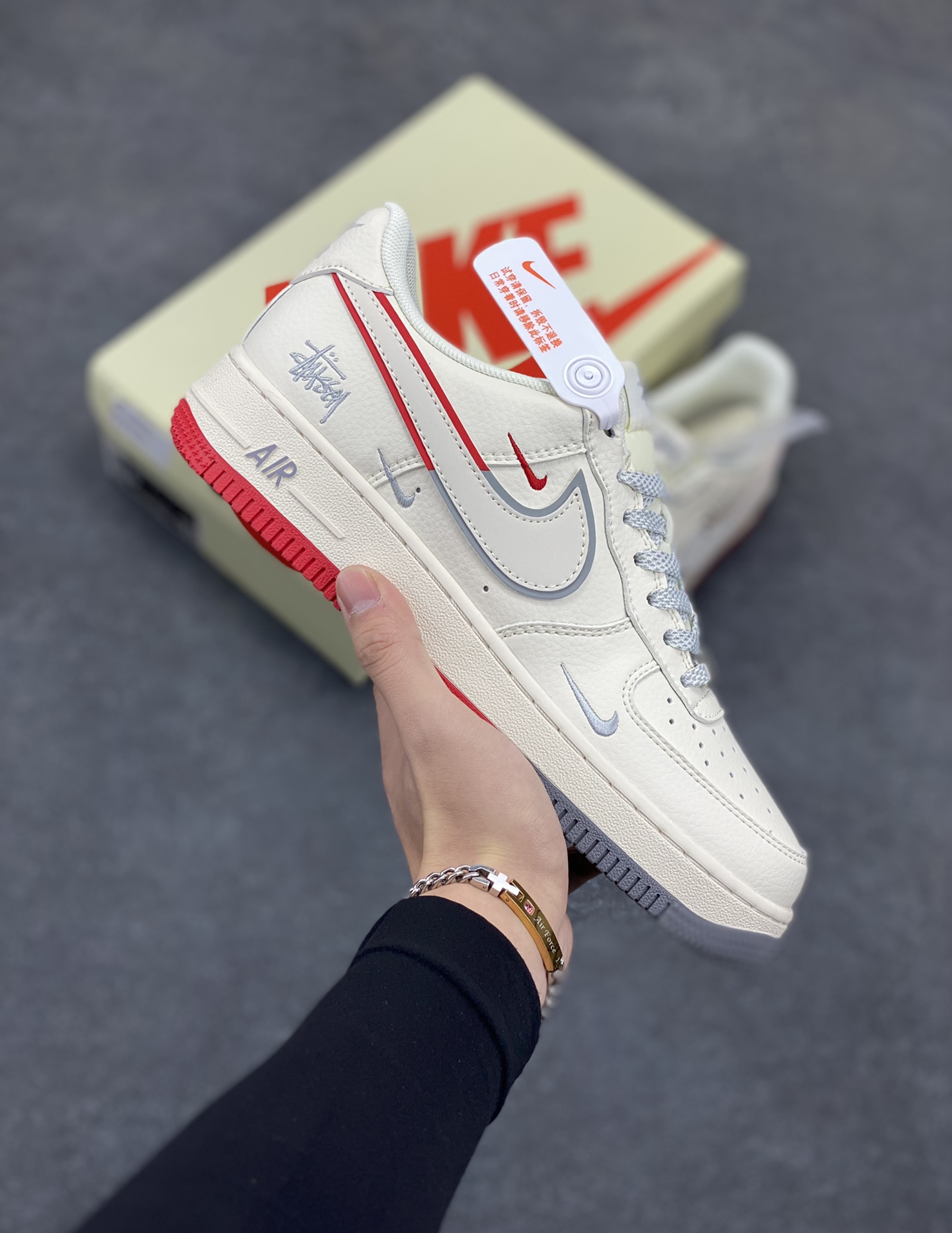NIke Air Force 1 \’07 Low “斯图西联名——米白拼接灰红”空军一号 低帮 运动鞋 休闲鞋 折边针车 工艺难度大 原楦头原纸板 原装鞋盒 定制五金配件 内置全掌气垫 原厂鞋底 货号:HD2258-607 尺码:36 36.5 37.5 38 38.5 39 40 40.5 41 42 42.5 43 44 44.5 45-选品中心