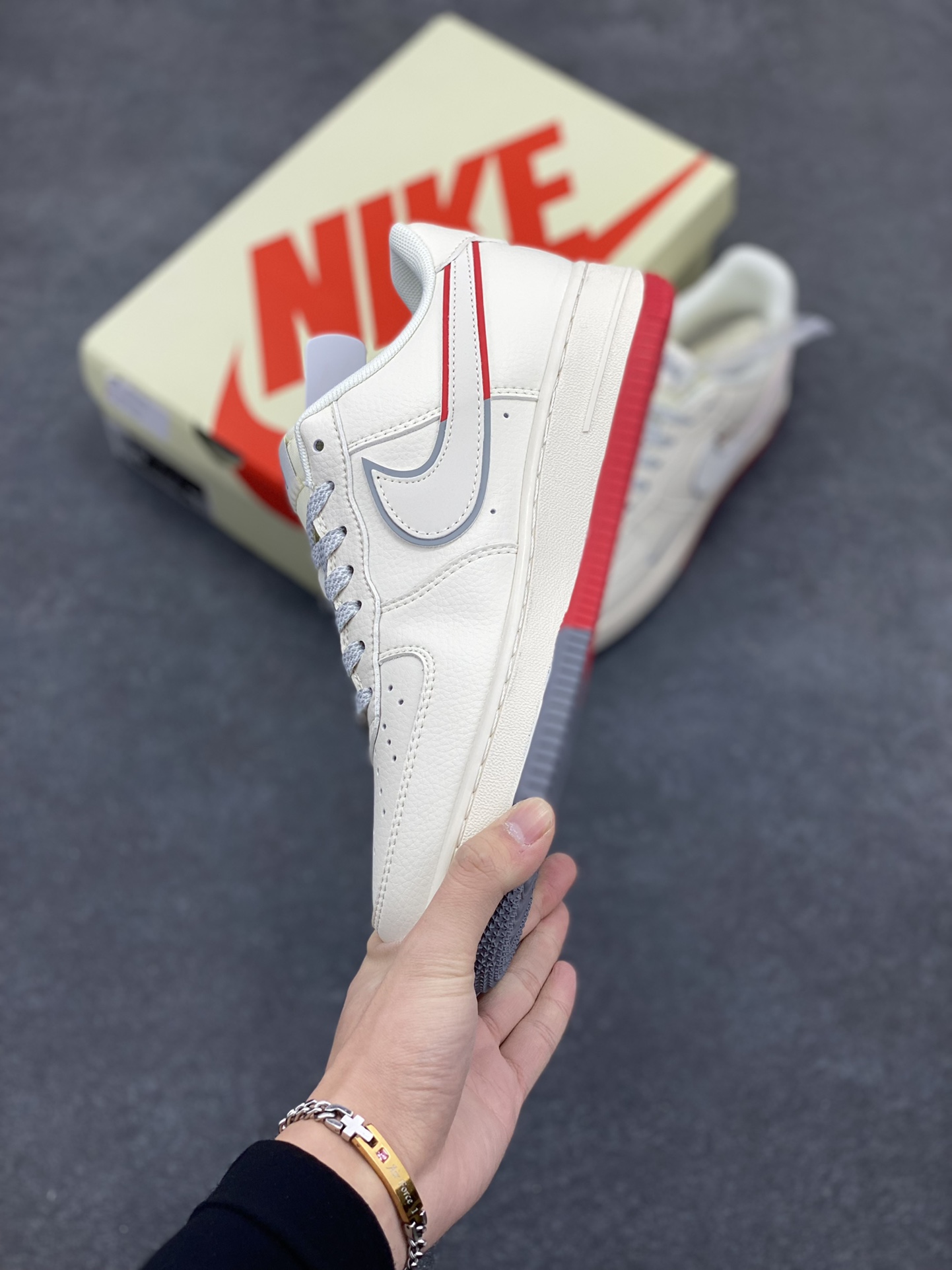 图片[3]-NIke Air Force 1 \’07 Low “斯图西联名——米白拼接灰红”空军一号 低帮 运动鞋 休闲鞋 折边针车 工艺难度大 原楦头原纸板 原装鞋盒 定制五金配件 内置全掌气垫 原厂鞋底 货号：HD2258-607 尺码：36 36.5 37.5 38 38.5 39 40 40.5 41 42 42.5 43 44 44.5 45-选品中心