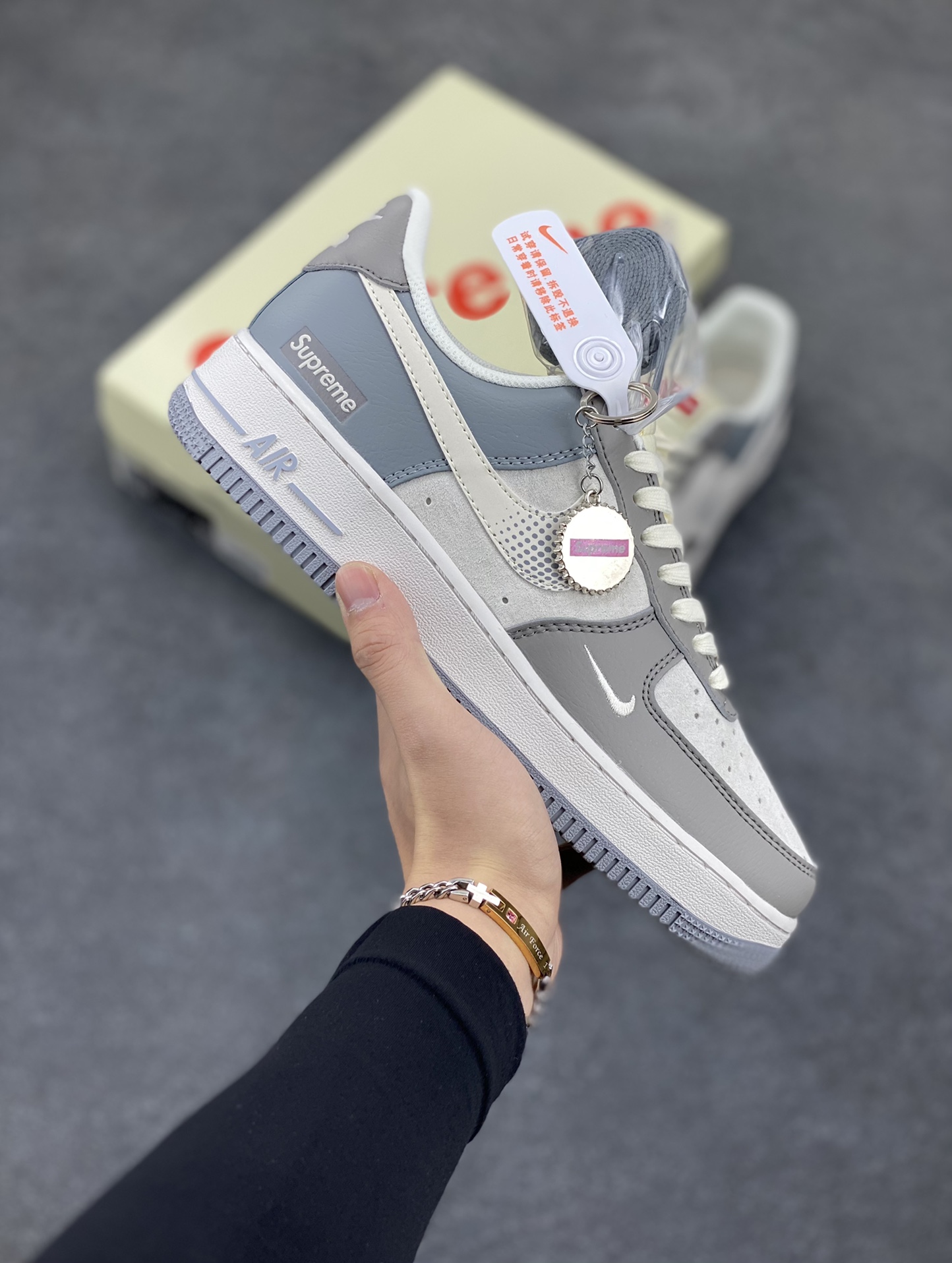 NIke Air Force 1 \’07 Low “Supreme联名–波点勾”空军一号 低帮 运动鞋 休闲鞋 折边针车 工艺难度大 原楦头原纸板 原装鞋盒 定制五金配件 内置全掌气垫 原厂鞋底 货号:DM6688-023 尺码:36 36.5 37.5 38 38.5 39 40 40.5 41 42 42.5 43 44 44.5 45-选品中心