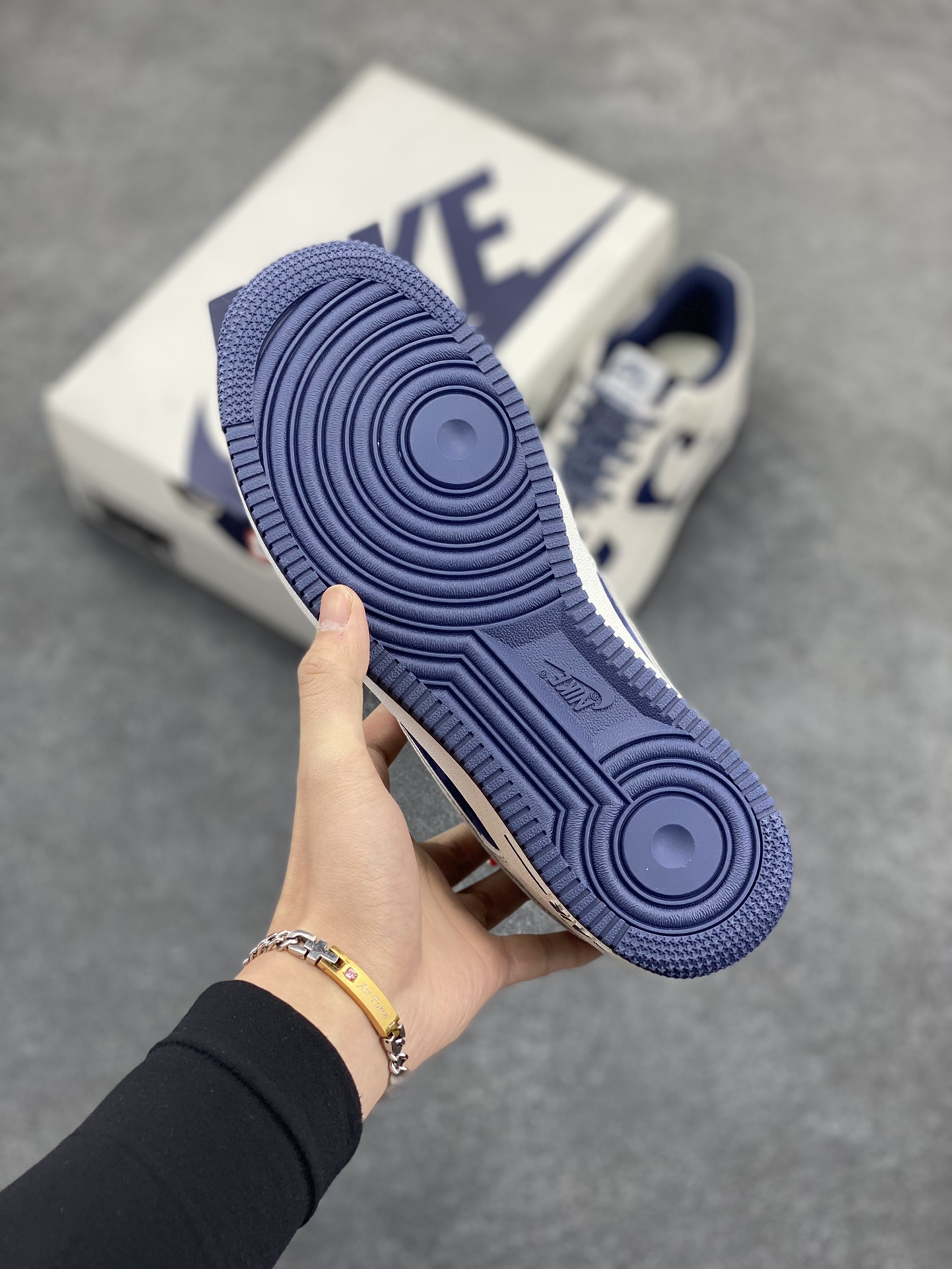 图片[5]-Nike Air Force 1 07 Low “深蓝色”全麂皮supreme联名秋冬 空军一号低帮休闲板鞋 3M反光 定制皮料 原盒原包装 原楦头原纸板 纯正版型 正品NFC感应芯片 内置全掌气垫 货号：ME2392-103 尺码：36 36.5 37.5 38 38.5 39 40 40.5 41 42 42.5 43 44 44.5 45-选品中心