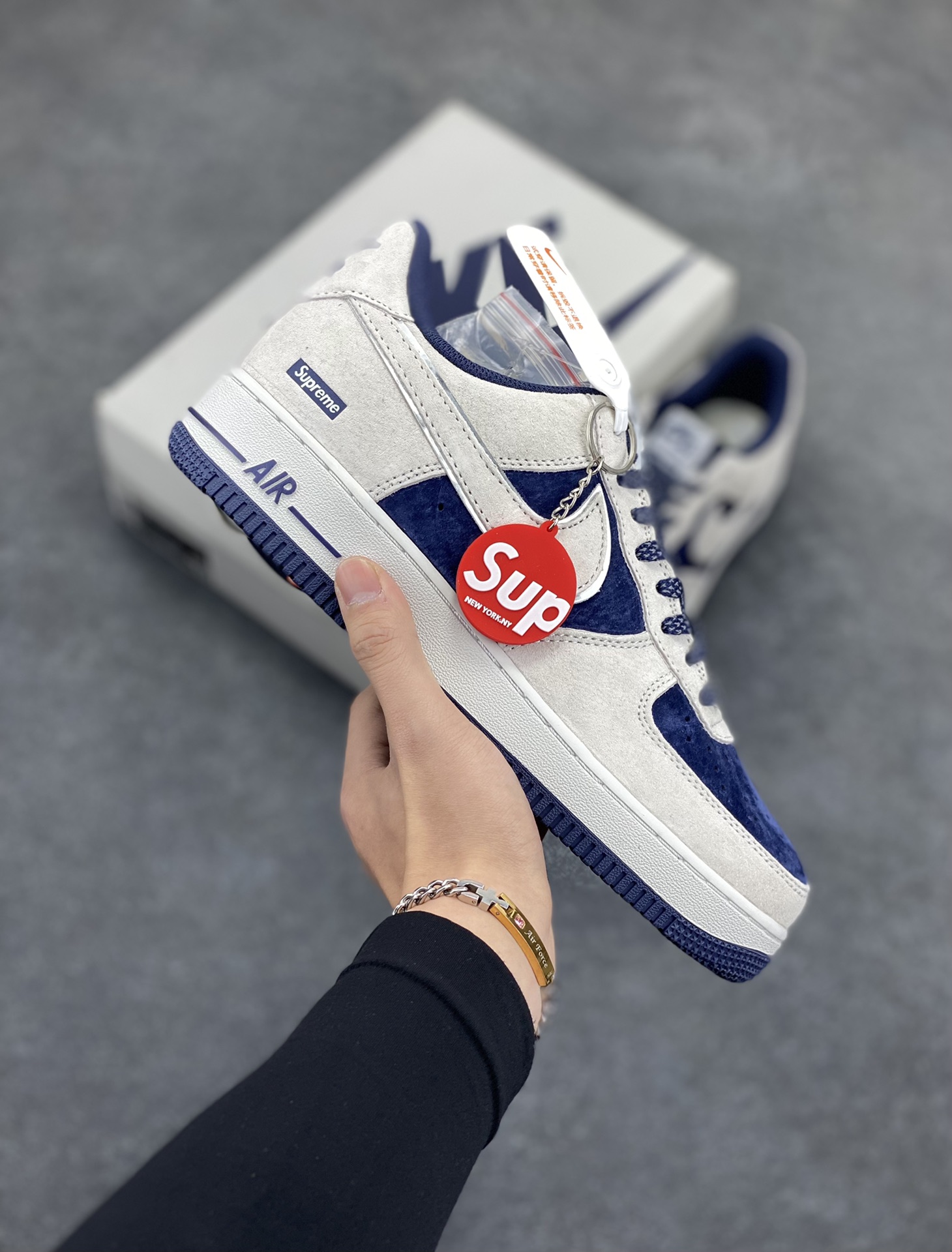Nike Air Force 1 07 Low “深蓝色”全麂皮supreme联名秋冬 空军一号低帮休闲板鞋 3M反光 定制皮料 原盒原包装 原楦头原纸板 纯正版型 正品NFC感应芯片 内置全掌气垫 货号:ME2392-103 尺码:36 36.5 37.5 38 38.5 39 40 40.5 41 42 42.5 43 44 44.5 45-选品中心