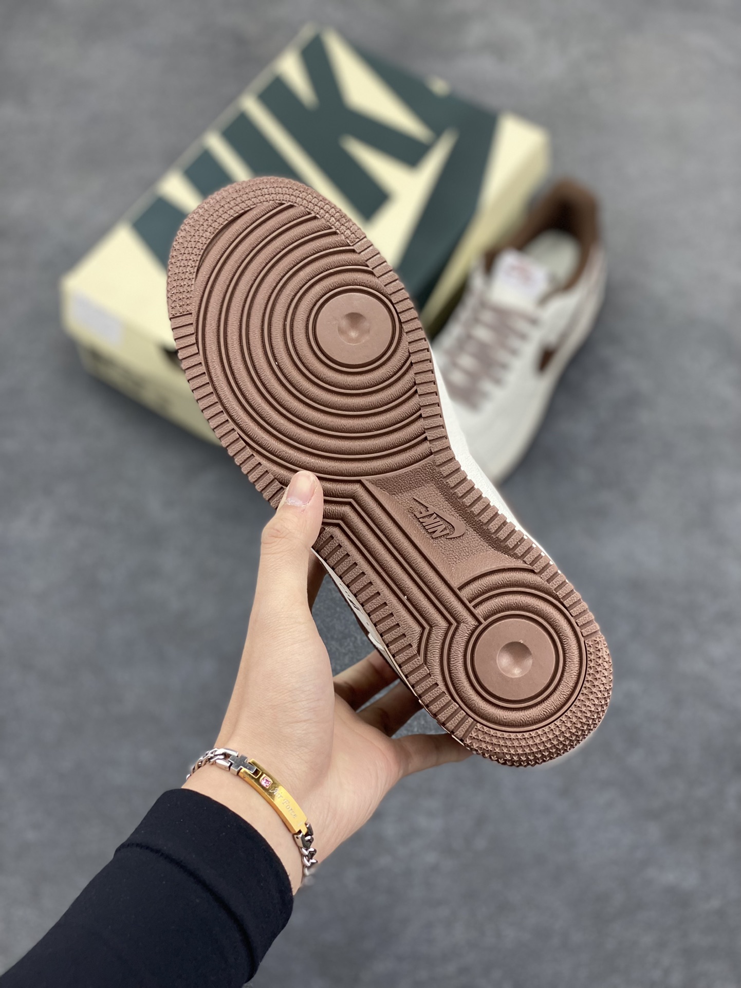 图片[5]-NIke Air Force 1 \’07 Low “welldone”空军一号 低帮 运动鞋 休闲鞋 折边针车 工艺难度大 原楦头原纸板 原装鞋盒 内置全掌气垫 原厂鞋底 货号：WE-111588 尺码：36 36.5 37.5 38 38.5 39 40 40.5 41 42 42.5 43 44 44.5 45-选品中心