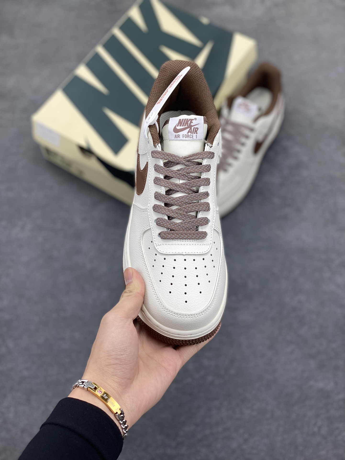 图片[2]-NIke Air Force 1 \’07 Low “welldone”空军一号 低帮 运动鞋 休闲鞋 折边针车 工艺难度大 原楦头原纸板 原装鞋盒 内置全掌气垫 原厂鞋底 货号：WE-111588 尺码：36 36.5 37.5 38 38.5 39 40 40.5 41 42 42.5 43 44 44.5 45-选品中心