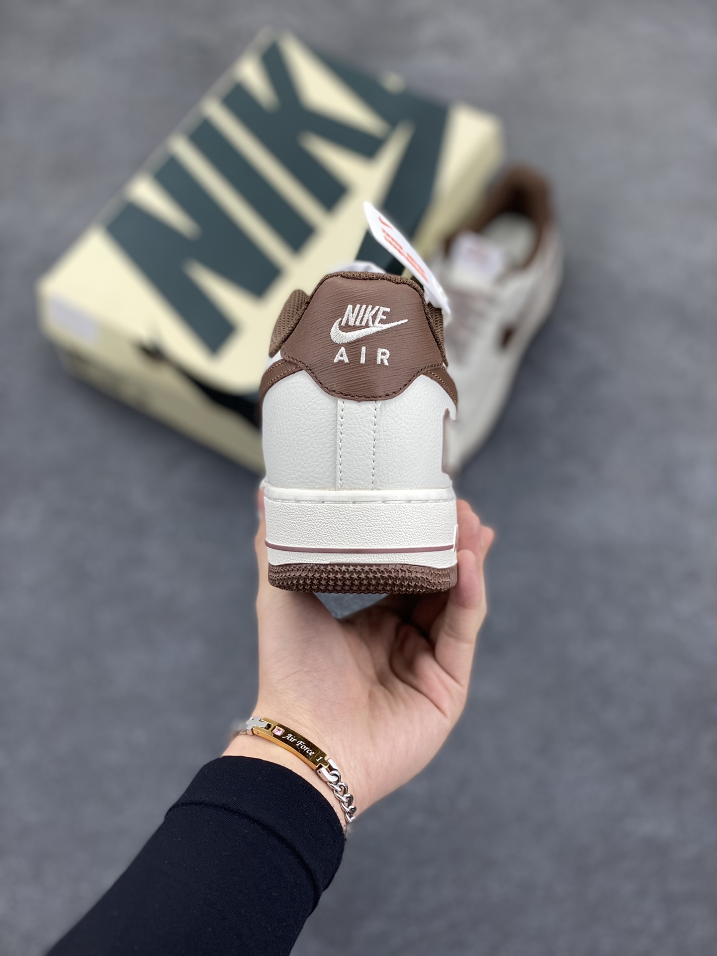 图片[4]-NIke Air Force 1 \’07 Low “welldone”空军一号 低帮 运动鞋 休闲鞋 折边针车 工艺难度大 原楦头原纸板 原装鞋盒 内置全掌气垫 原厂鞋底 货号：WE-111588 尺码：36 36.5 37.5 38 38.5 39 40 40.5 41 42 42.5 43 44 44.5 45-选品中心