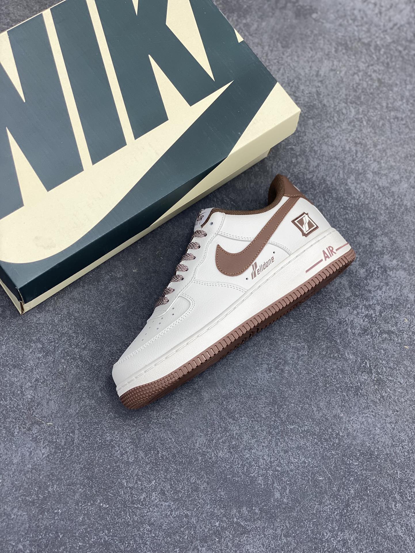 图片[7]-NIke Air Force 1 \’07 Low “welldone”空军一号 低帮 运动鞋 休闲鞋 折边针车 工艺难度大 原楦头原纸板 原装鞋盒 内置全掌气垫 原厂鞋底 货号：WE-111588 尺码：36 36.5 37.5 38 38.5 39 40 40.5 41 42 42.5 43 44 44.5 45-选品中心