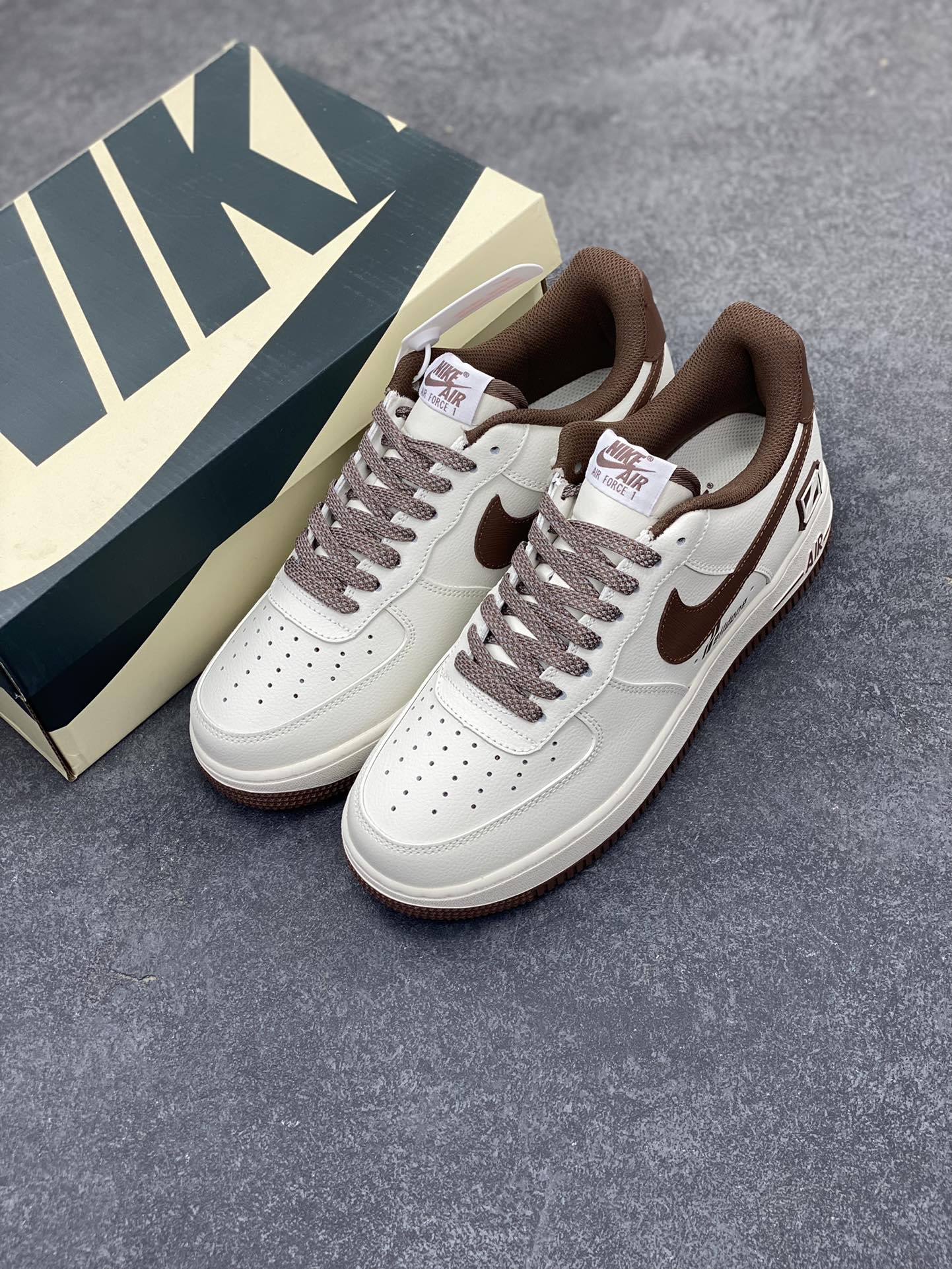 图片[8]-NIke Air Force 1 \’07 Low “welldone”空军一号 低帮 运动鞋 休闲鞋 折边针车 工艺难度大 原楦头原纸板 原装鞋盒 内置全掌气垫 原厂鞋底 货号：WE-111588 尺码：36 36.5 37.5 38 38.5 39 40 40.5 41 42 42.5 43 44 44.5 45-选品中心