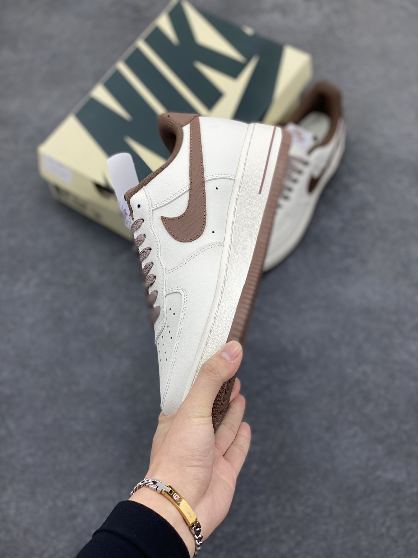 图片[3]-NIke Air Force 1 \’07 Low “welldone”空军一号 低帮 运动鞋 休闲鞋 折边针车 工艺难度大 原楦头原纸板 原装鞋盒 内置全掌气垫 原厂鞋底 货号：WE-111588 尺码：36 36.5 37.5 38 38.5 39 40 40.5 41 42 42.5 43 44 44.5 45-选品中心