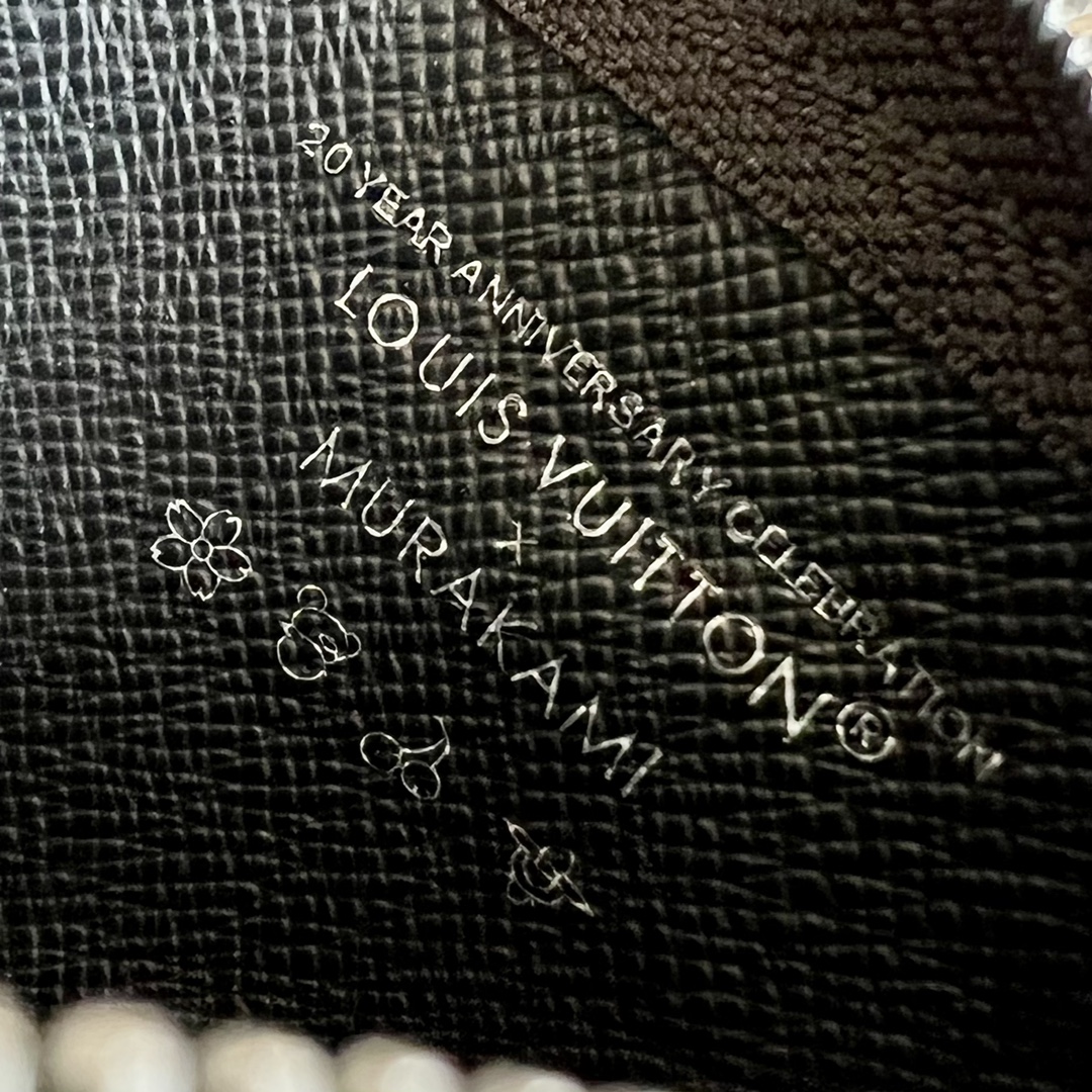  顶级原单 M13664黑彩 這款復刻版Louis Vuitton x Murakami系列的鑰匙零錢包