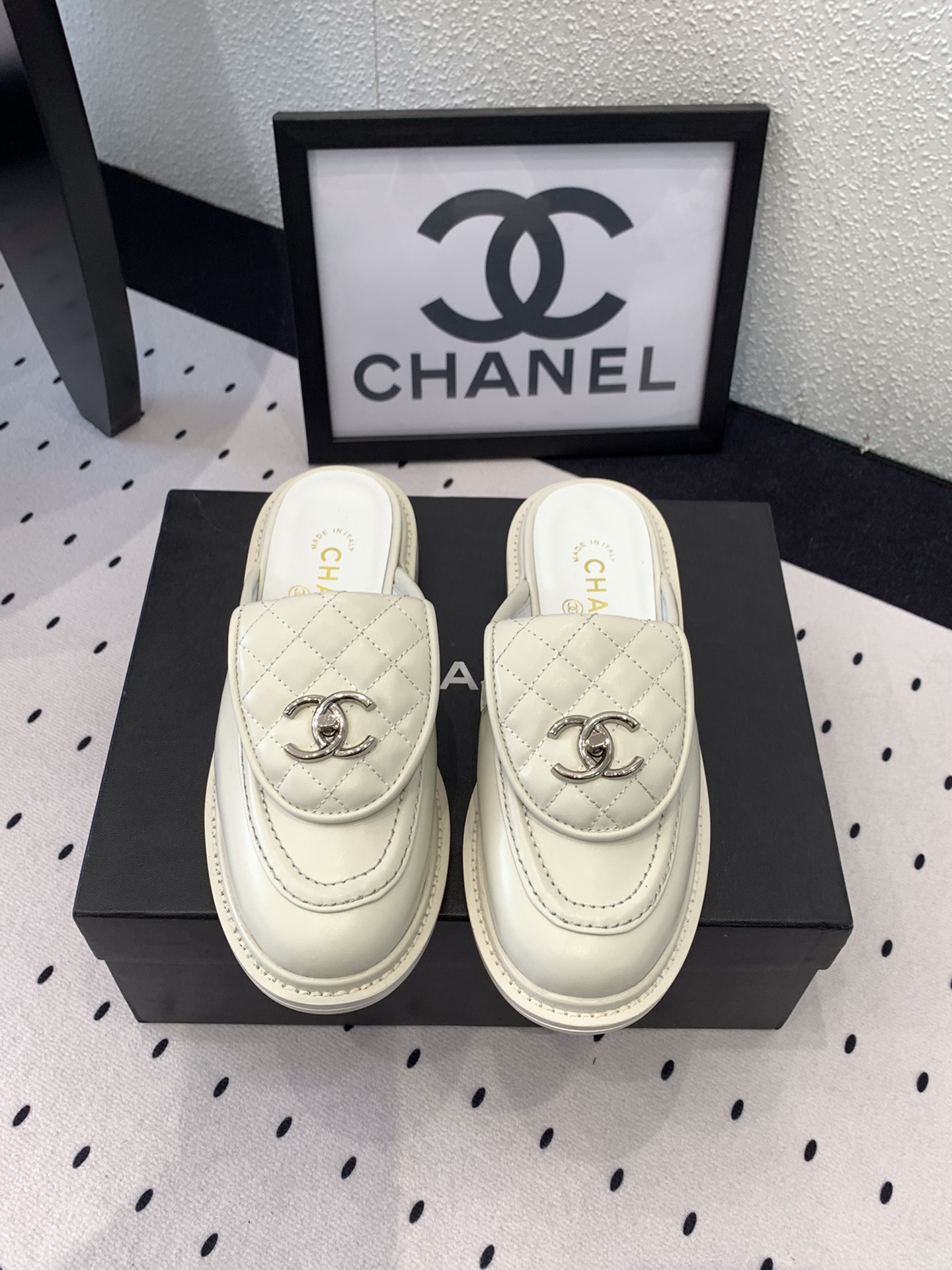 NO:164352,Chanel new loafers, counter show main series loafers original custom A-class imported lambskin upper, specific mixed Australian sheepskin lining, original molded Italian leather outsole Size: 35-40 (41 42 customized), loafers, chanel, loafers, sheepskin, Leather soles19860909Chanel新款乐福鞋 专柜走秀主打系列乐福鞋原版定制A级进口小羊皮鞋面 特定混种澳洲羊皮内里 原版开模意大利真皮大底 Size:35-40（41 42订做）,乐福鞋,chanel,loafers,sheepskin,Leather soles,Women's Shoes