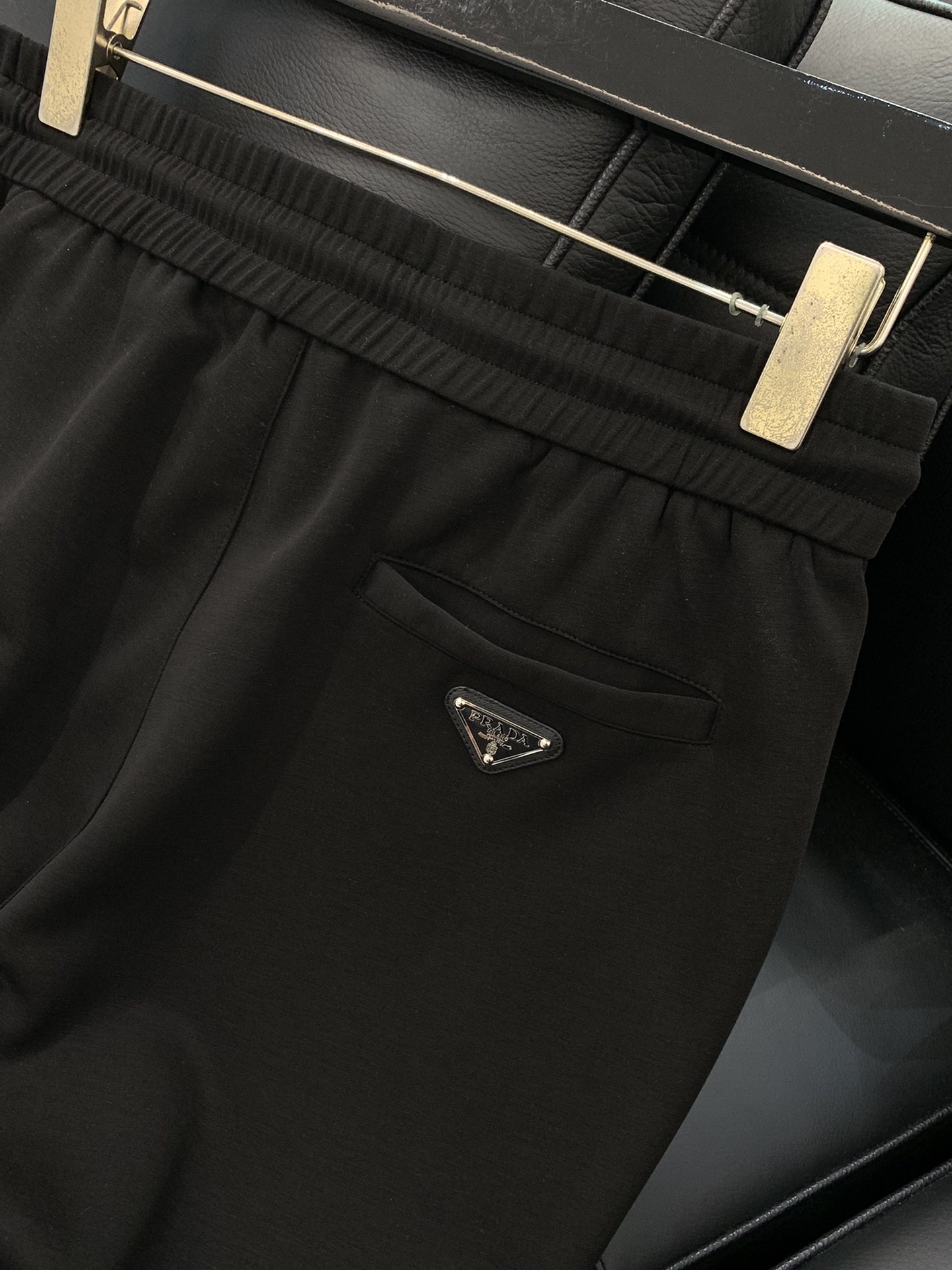  PRADA 普拉达，2025春夏最新品，专柜同步有售，时尚休闲裤，进口原版面料，做工极为复杂，唯一可以