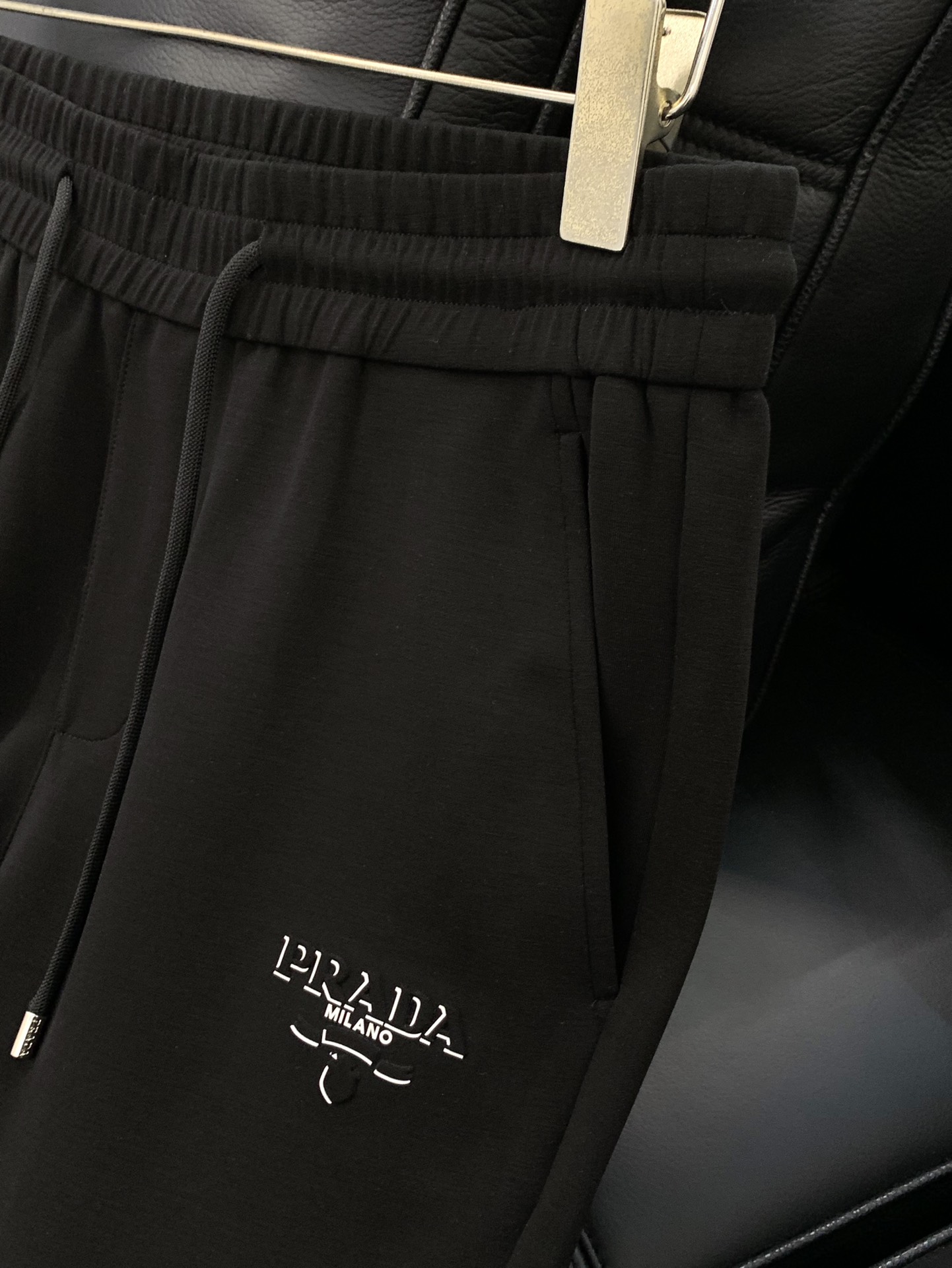  PRADA 普拉达，2025春夏最新品，专柜同步有售，时尚休闲裤，进口原版面料，做工极为复杂，唯一可以