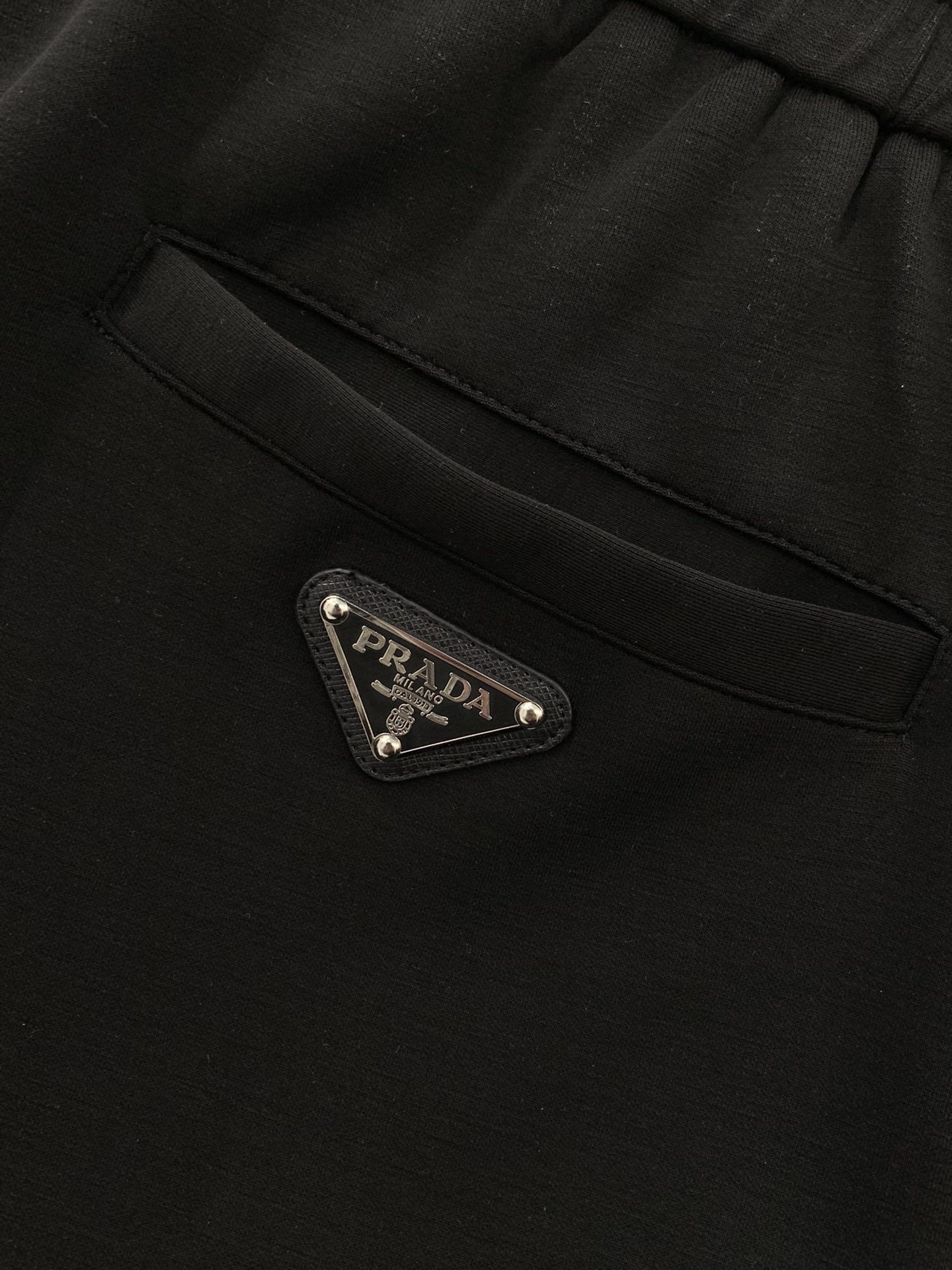  PRADA 普拉达，2025春夏最新品，专柜同步有售，时尚休闲裤，进口原版面料，做工极为复杂，唯一可以