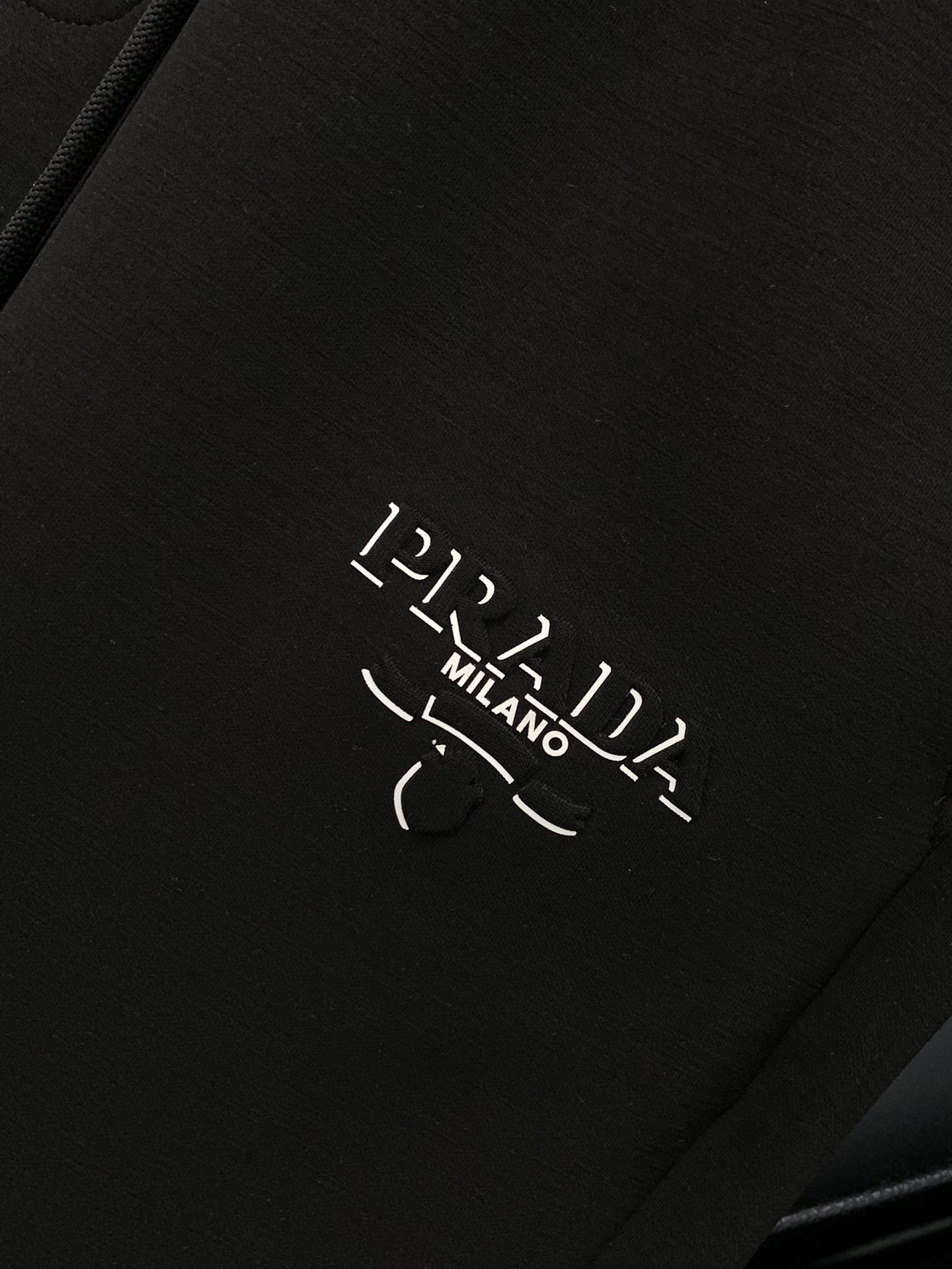  PRADA 普拉达，2025春夏最新品，专柜同步有售，时尚休闲裤，进口原版面料，做工极为复杂，唯一可以