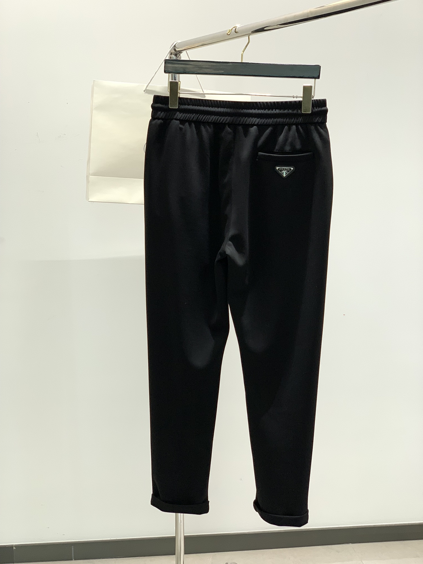  PRADA 普拉达，2025春夏最新品，专柜同步有售，时尚休闲裤，进口原版面料，做工极为复杂，唯一可以