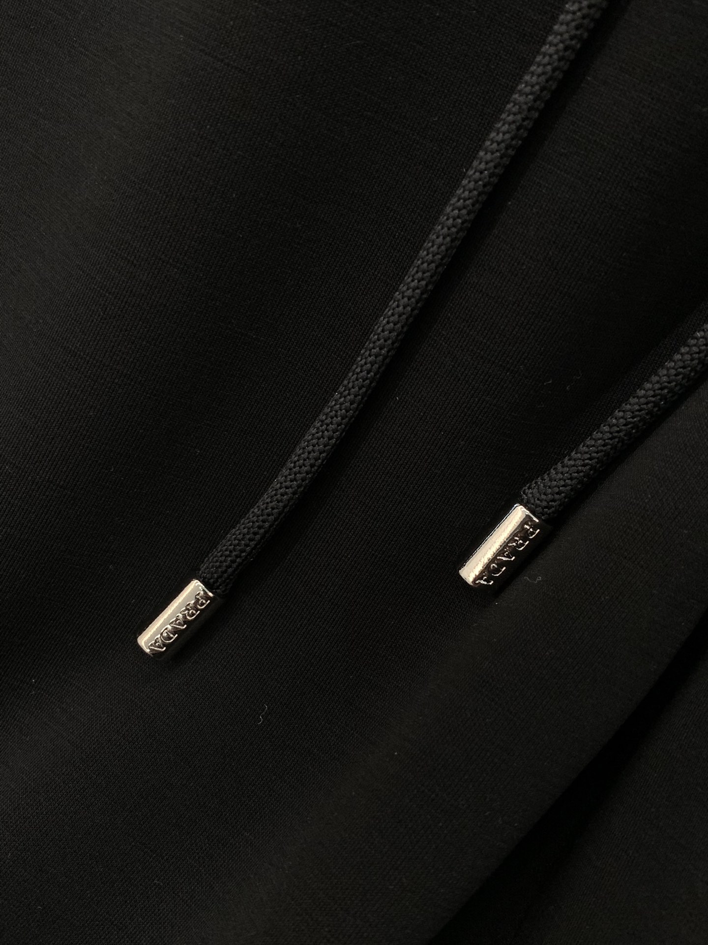 PRADA 普拉达，2025春夏最新品，专柜同步有售，时尚休闲裤，进口原版面料，做工极为复杂，唯一可以