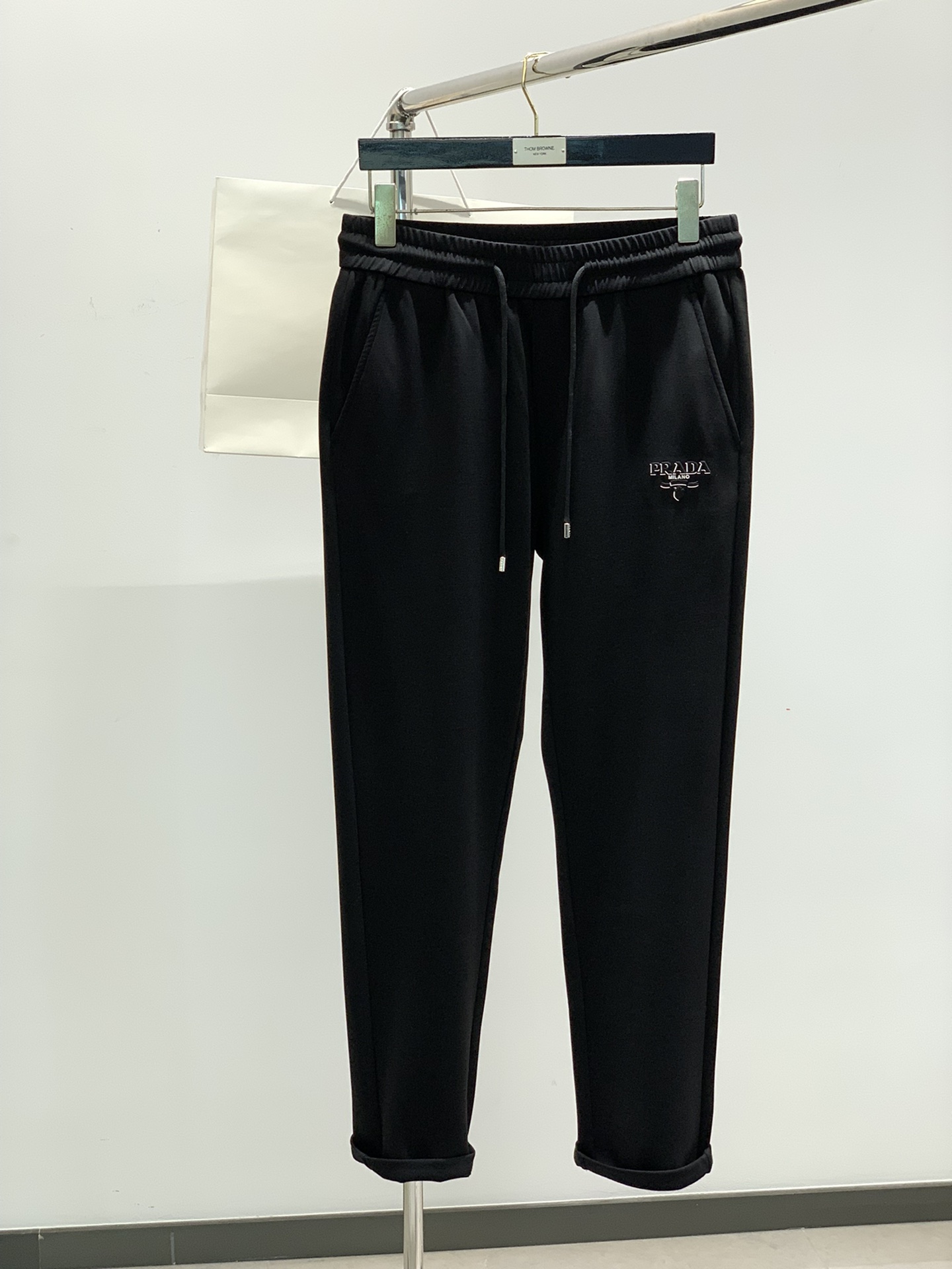 PRADA 普拉达，2025春夏最新品，专柜同步有售，时尚休闲裤，进口原版面料，做工极为复杂，唯一可以