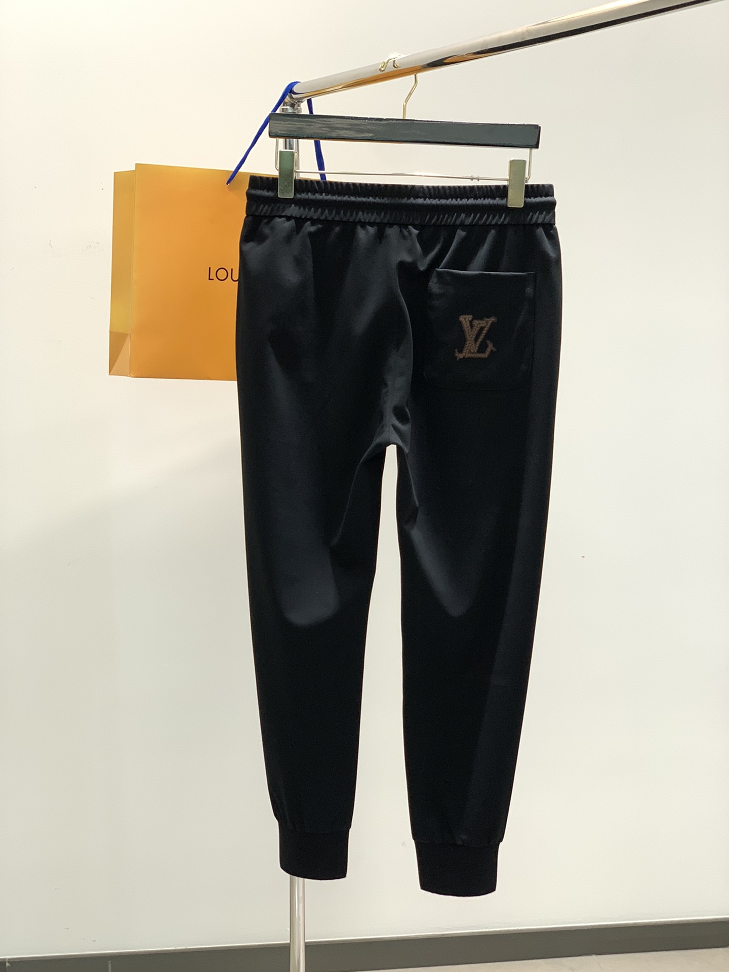  LouisVuitton 路易威登，2025春夏最新款，专柜同步有售，原单狠货，时尚休闲裤，上身很有特