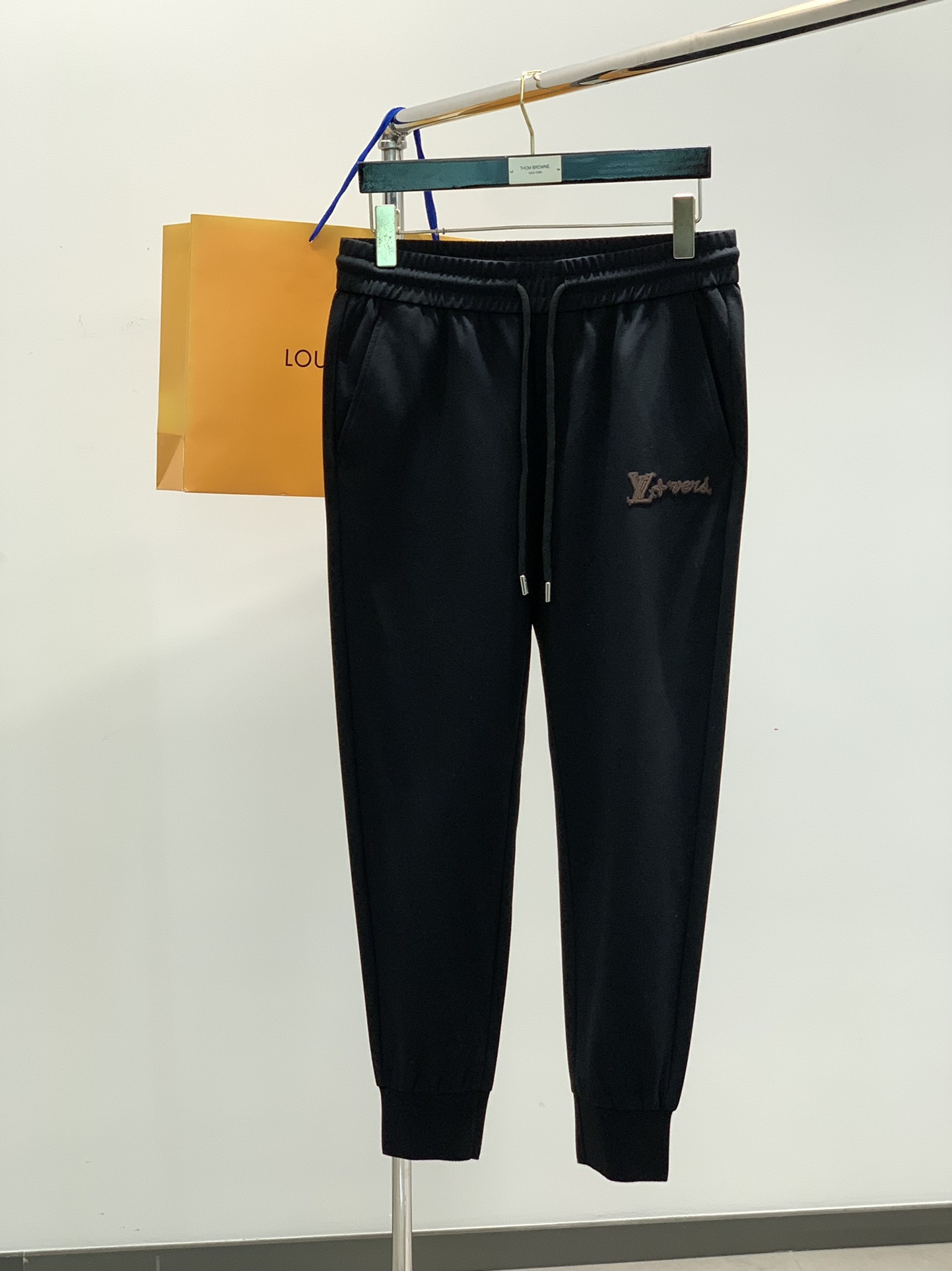  LouisVuitton 路易威登，2025春夏最新款，专柜同步有售，原单狠货，时尚休闲裤，上身很有特