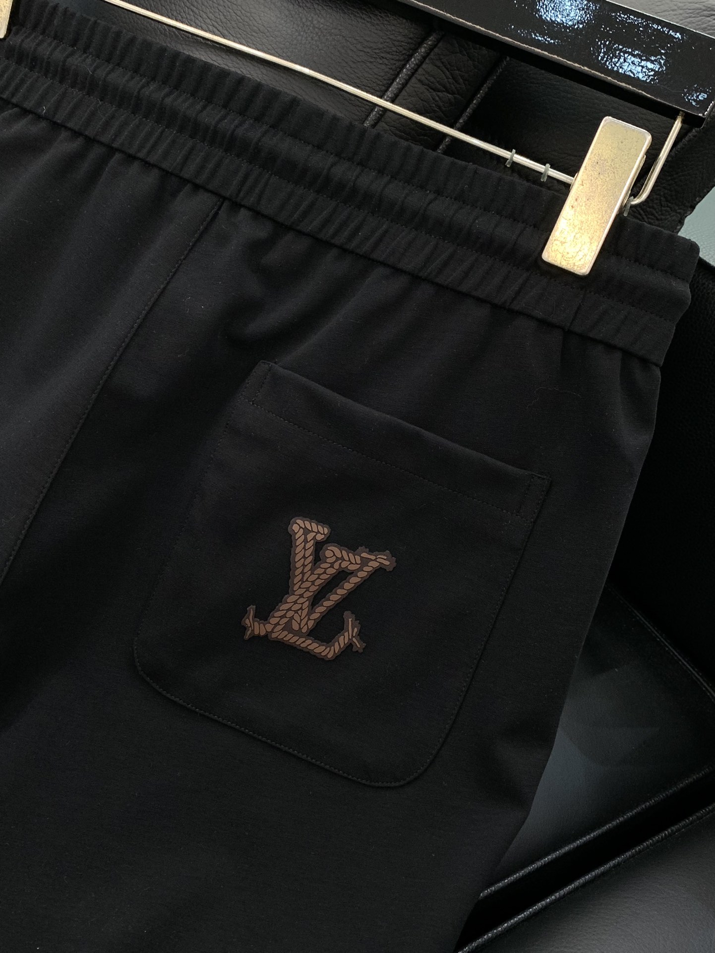  LouisVuitton 路易威登，2025春夏最新款，专柜同步有售，原单狠货，时尚休闲裤，上身很有特