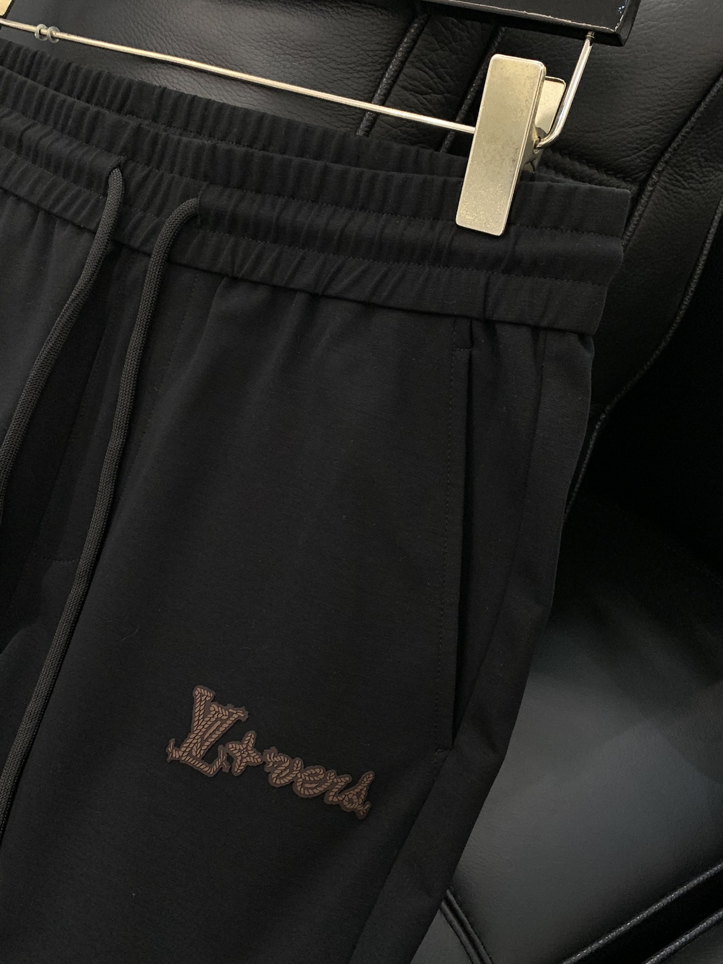  LouisVuitton 路易威登，2025春夏最新款，专柜同步有售，原单狠货，时尚休闲裤，上身很有特