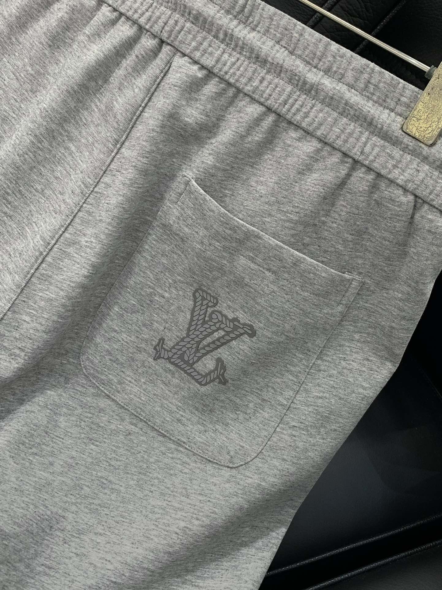  LouisVuitton 路易威登，2025春夏最新款，专柜同步有售，原单狠货，时尚休闲裤，上身很有特