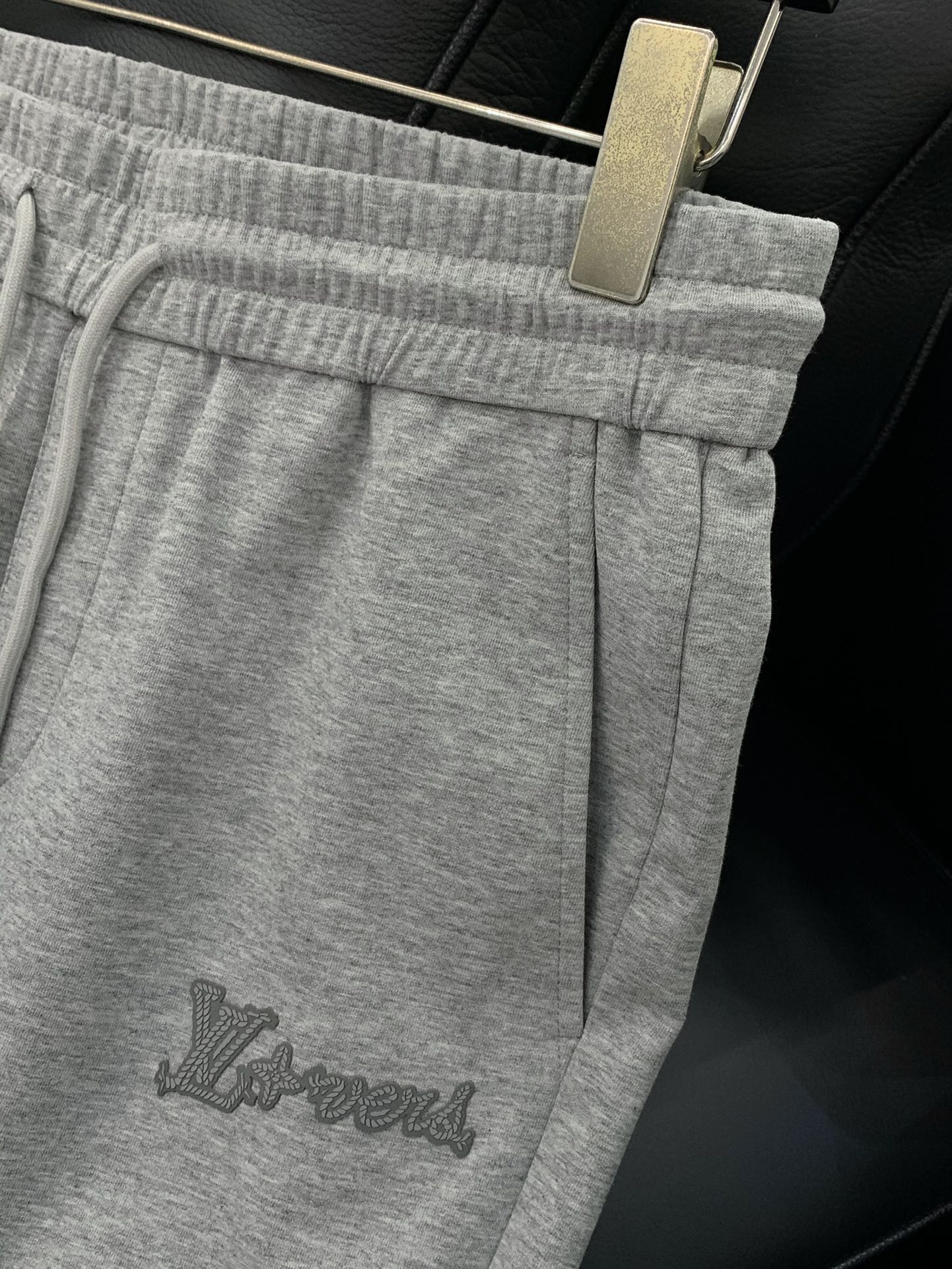  LouisVuitton 路易威登，2025春夏最新款，专柜同步有售，原单狠货，时尚休闲裤，上身很有特