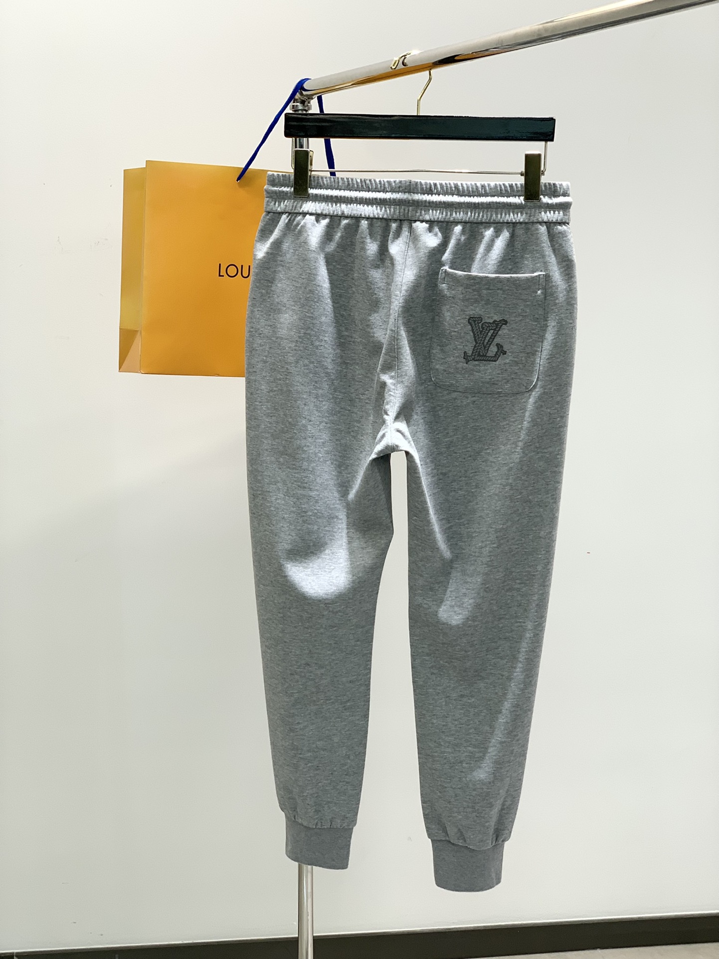  LouisVuitton 路易威登，2025春夏最新款，专柜同步有售，原单狠货，时尚休闲裤，上身很有特