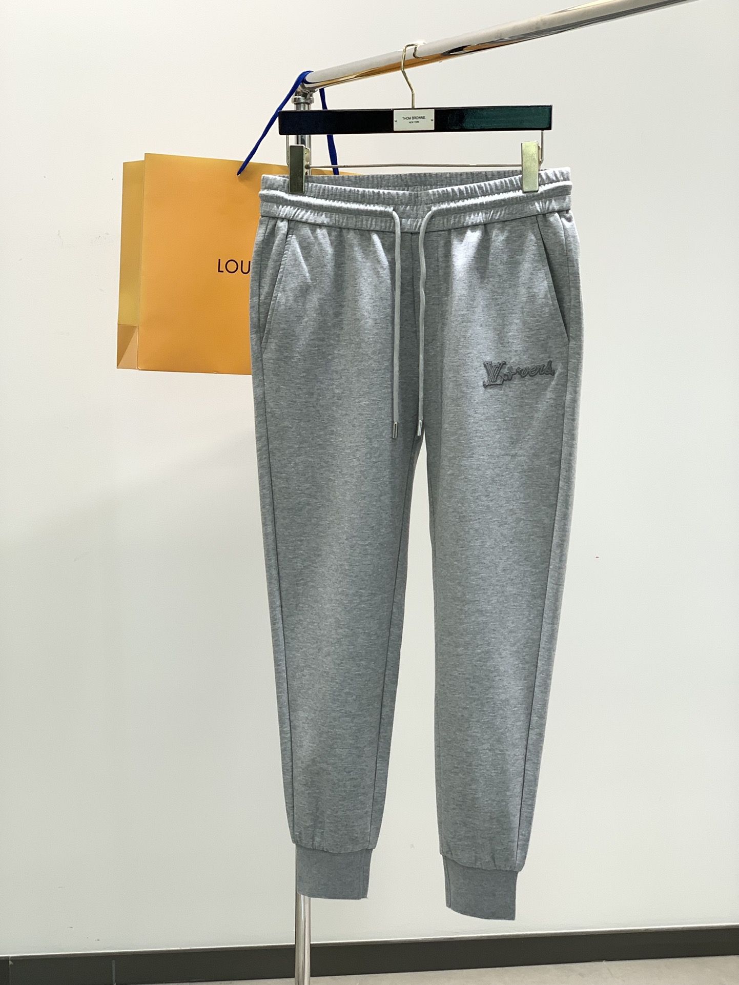  LouisVuitton 路易威登，2025春夏最新款，专柜同步有售，原单狠货，时尚休闲裤，上身很有特