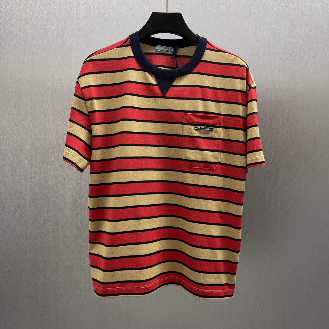 🧧PR*DA El patrón de rayas retro y el corte cuadrado rinden homenaje al estilo universitario. Talla T: S-XL Esta camise…