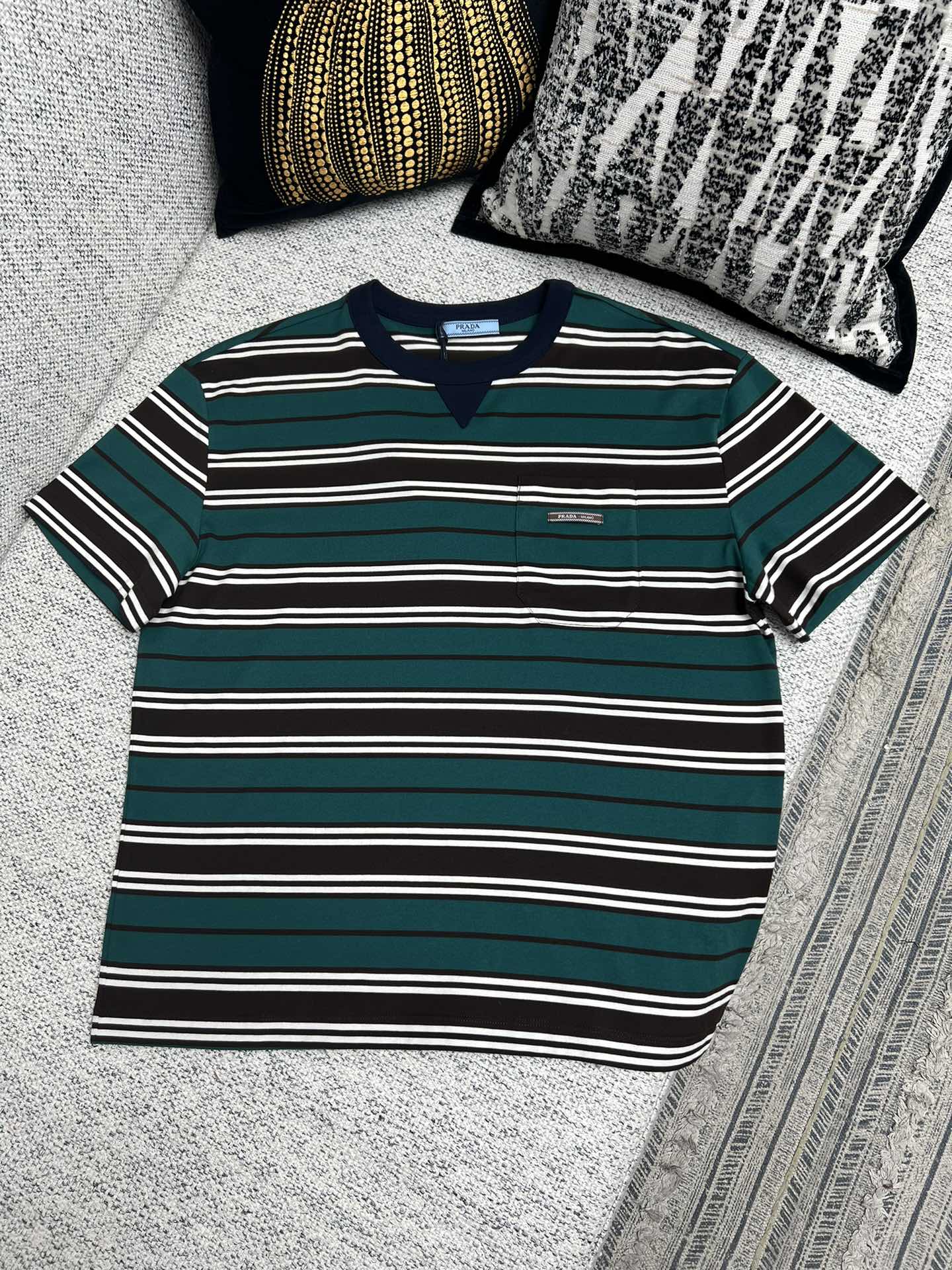 NO:757169,Prada 25ss new triangle patch pocket striped knitted T-shirt, same style for men and women, size S.M.L.XL,, prada, tees, t-shirt,19860909普拉达25ss新款三角贴布口袋条纹针织T恤 男女同款 码数S.M.L.XL,,prada,tees，t-shirt,,Men's clothing