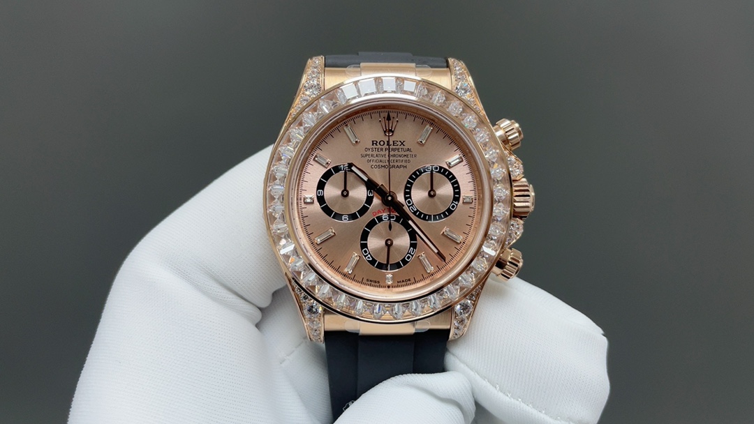 NO:392604,C1 new product, new model, cosmic meter Ditona, gem inlay, Dandong 4131 Yikyu movement. 36 high-density selected gemstones, perfectly inlaid. Substitute grade dial. Custom shell cover/steel belt in AR factory. Fluoroelastic tape, built-in 0.1mm memory steel sheet. C1 is trustworthy,19860909C1新品 新款 宇宙计型迪通拿,宝石镶嵌款 丹东4131一休机芯.36颗高密度精选宝石,完美镶嵌.代用级别表盘.AR厂订制壳套/钢带. 氟橡胶材质胶带,内置0.1mm记忆钢片. C1出品值得信赖,,Watch