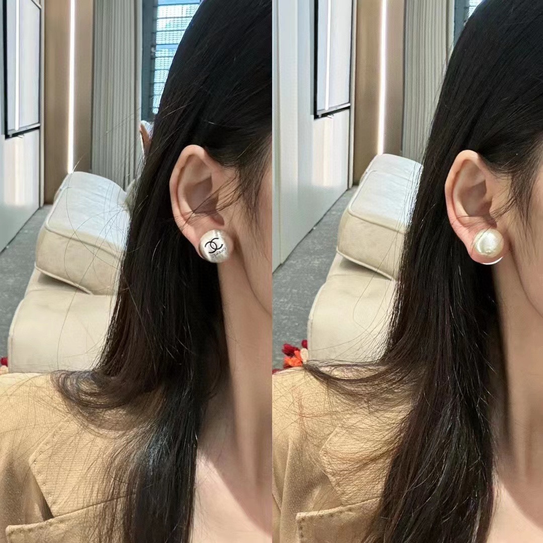 NO:112933,The exciting new model [Chanel Chanel] brushed and pearls with stud earrings can also be switched back and forth and back to wear very casually and has a very casual and high-end feel. The highest version on the market!  Chanel earrings must have the goddess of stud earrings, super slim face, personality and fashion, daily necessities, ladylike temperament, noble and famous temperament, simple and elegant versatile earrings 9.25 silver needles, jewelry quality, chanel, chanel, earrings19860909劲爆新款【Chanel香奈儿】拉丝和珍珠搭配耳钉还可以前后随意切换佩戴非常休闲和高级感市面最高版本！香奈儿耳钉女神必备 超级显脸瘦 有个性时尚 日常必备 淑女气质 高贵名媛气质 简约大气百搭款耳环9.25银针,饰品精品,chanel,chanel,earrings,Jewelry