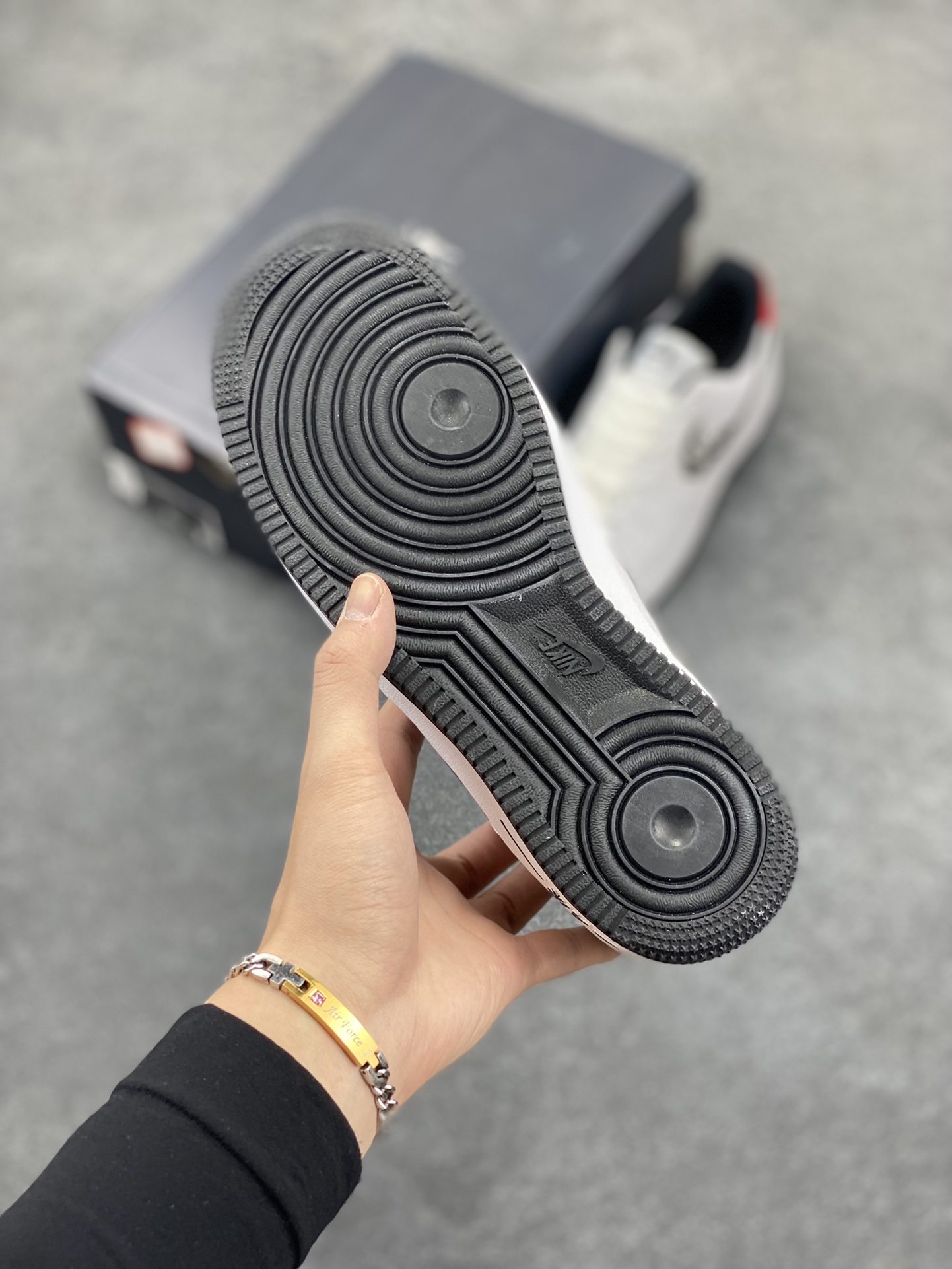 图片[5]-福利特价 Nike Air Force 1 Low Brushstroke Swoosh “笔刷” 空军一号低帮时尚休闲板鞋 分别以黑白两色呈现 特别的是侧身笔刷样式的 Swoosh Logo 写意且极具辨识度 鞋面皮革细腻 规格超高 整体气质硬挺 货号：DA4657-100 尺码：36 36.5 37.5 38 38.5 39 40 40.5 41 42 42.5 43 44 44.5 45-选品中心