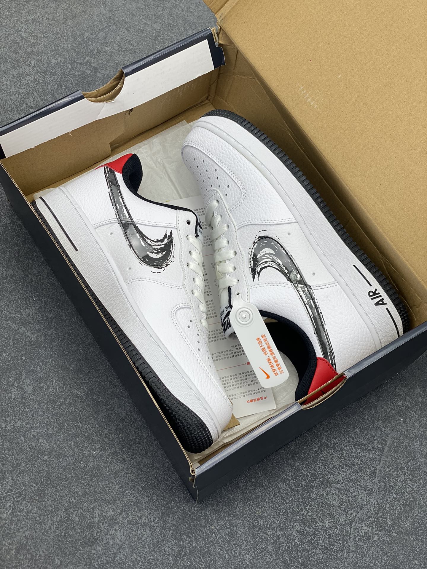 图片[9]-福利特价 Nike Air Force 1 Low Brushstroke Swoosh “笔刷” 空军一号低帮时尚休闲板鞋 分别以黑白两色呈现 特别的是侧身笔刷样式的 Swoosh Logo 写意且极具辨识度 鞋面皮革细腻 规格超高 整体气质硬挺 货号：DA4657-100 尺码：36 36.5 37.5 38 38.5 39 40 40.5 41 42 42.5 43 44 44.5 45-选品中心