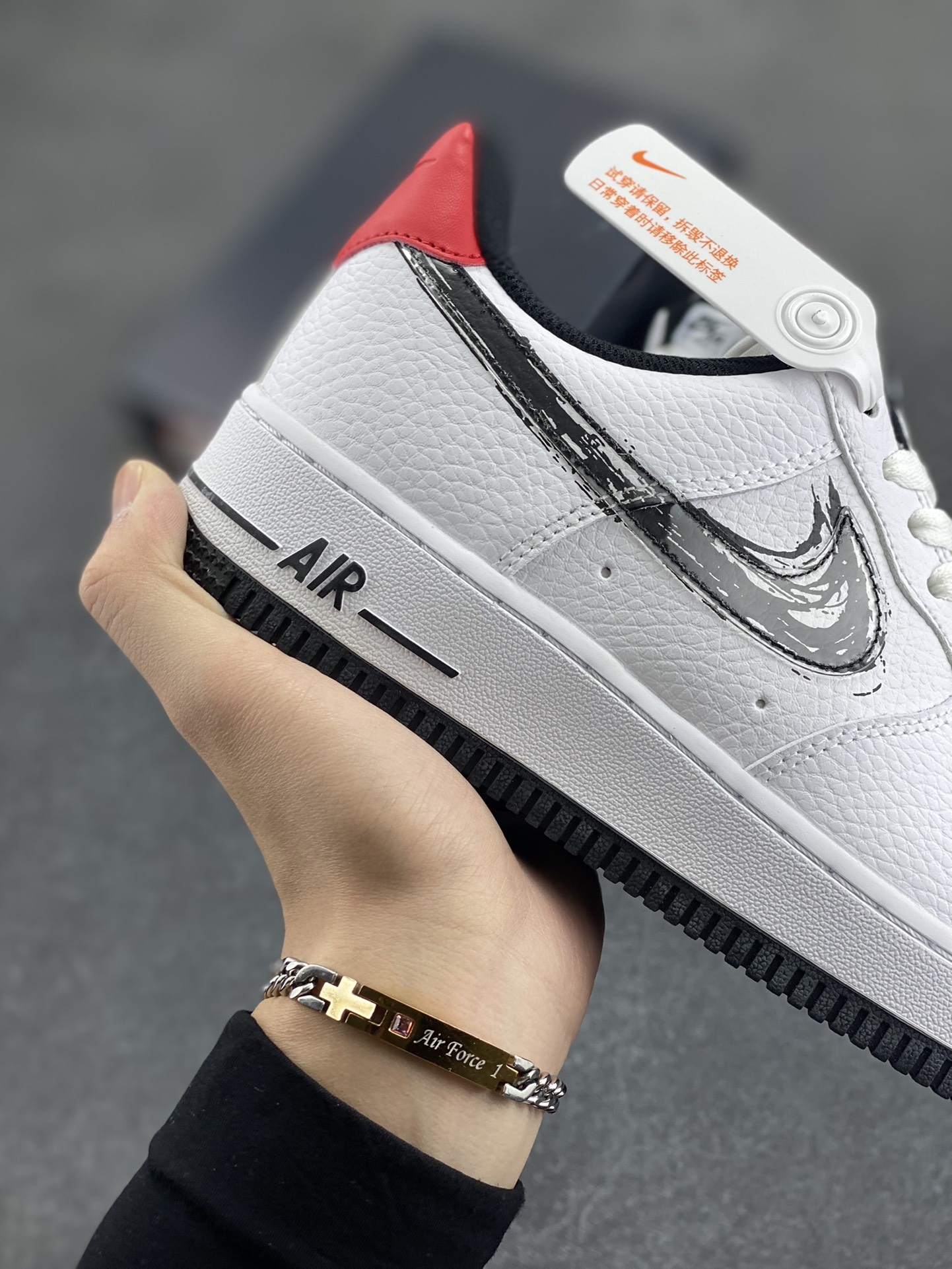 图片[6]-福利特价 Nike Air Force 1 Low Brushstroke Swoosh “笔刷” 空军一号低帮时尚休闲板鞋 分别以黑白两色呈现 特别的是侧身笔刷样式的 Swoosh Logo 写意且极具辨识度 鞋面皮革细腻 规格超高 整体气质硬挺 货号：DA4657-100 尺码：36 36.5 37.5 38 38.5 39 40 40.5 41 42 42.5 43 44 44.5 45-选品中心