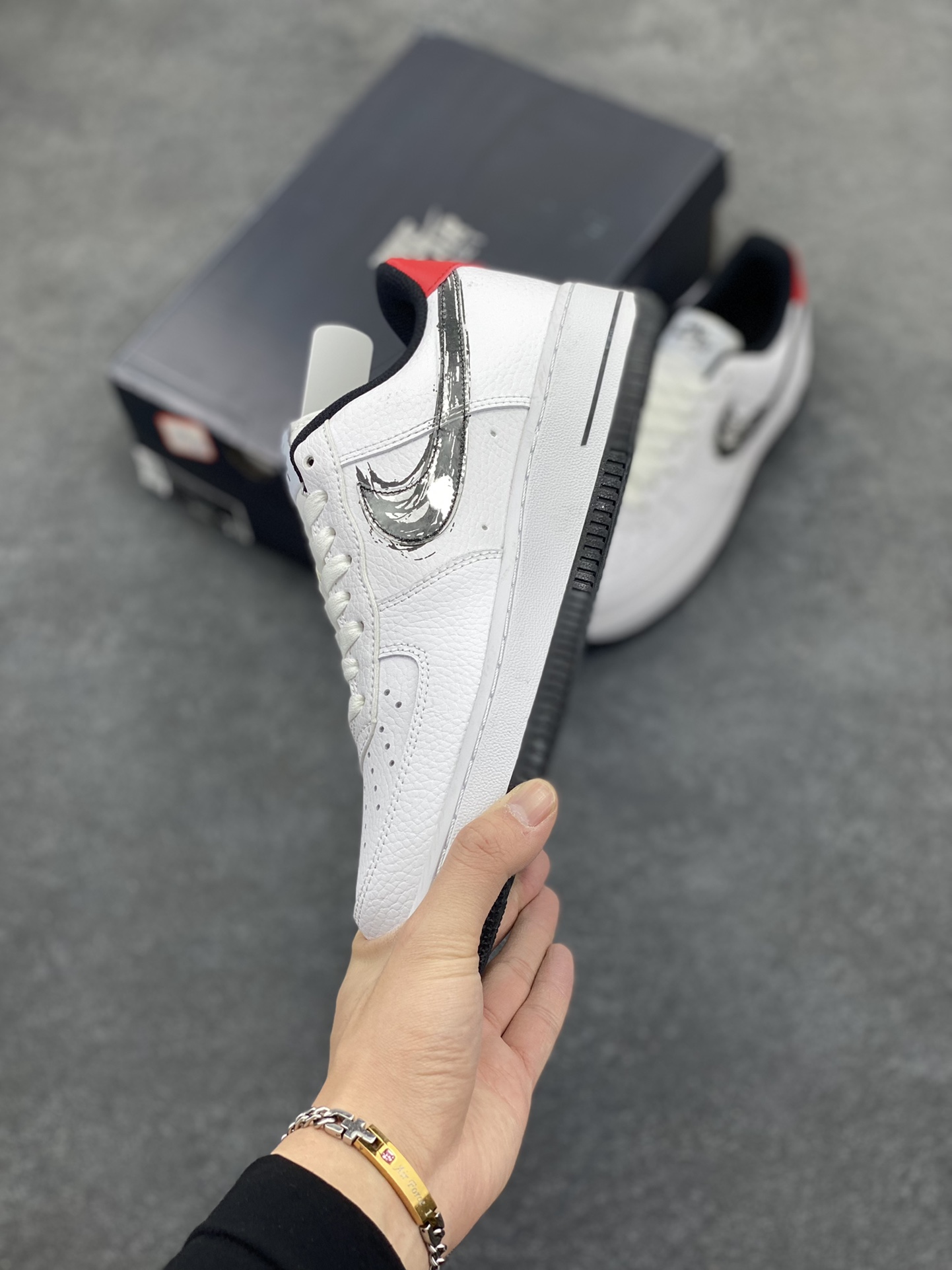 图片[3]-福利特价 Nike Air Force 1 Low Brushstroke Swoosh “笔刷” 空军一号低帮时尚休闲板鞋 分别以黑白两色呈现 特别的是侧身笔刷样式的 Swoosh Logo 写意且极具辨识度 鞋面皮革细腻 规格超高 整体气质硬挺 货号：DA4657-100 尺码：36 36.5 37.5 38 38.5 39 40 40.5 41 42 42.5 43 44 44.5 45-选品中心