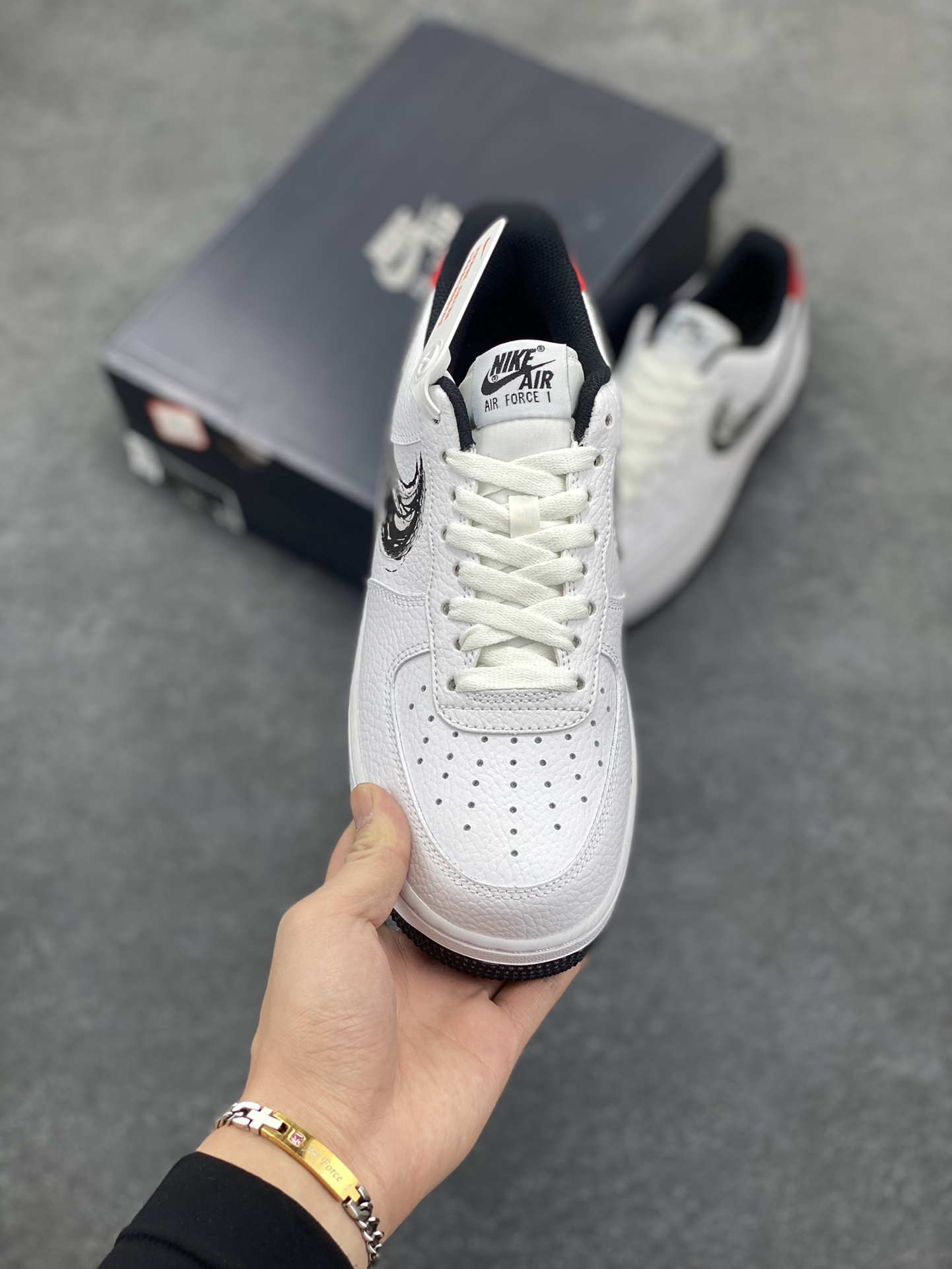图片[2]-福利特价 Nike Air Force 1 Low Brushstroke Swoosh “笔刷” 空军一号低帮时尚休闲板鞋 分别以黑白两色呈现 特别的是侧身笔刷样式的 Swoosh Logo 写意且极具辨识度 鞋面皮革细腻 规格超高 整体气质硬挺 货号：DA4657-100 尺码：36 36.5 37.5 38 38.5 39 40 40.5 41 42 42.5 43 44 44.5 45-选品中心