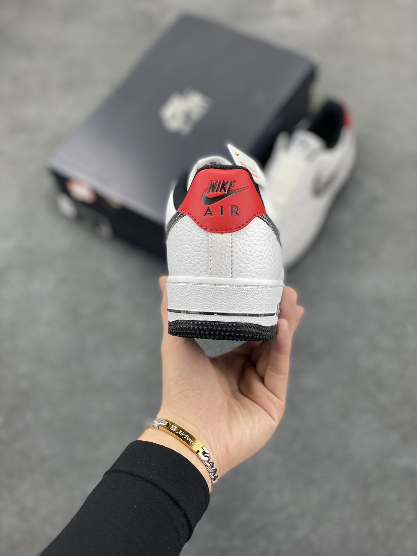 图片[4]-福利特价 Nike Air Force 1 Low Brushstroke Swoosh “笔刷” 空军一号低帮时尚休闲板鞋 分别以黑白两色呈现 特别的是侧身笔刷样式的 Swoosh Logo 写意且极具辨识度 鞋面皮革细腻 规格超高 整体气质硬挺 货号：DA4657-100 尺码：36 36.5 37.5 38 38.5 39 40 40.5 41 42 42.5 43 44 44.5 45-选品中心
