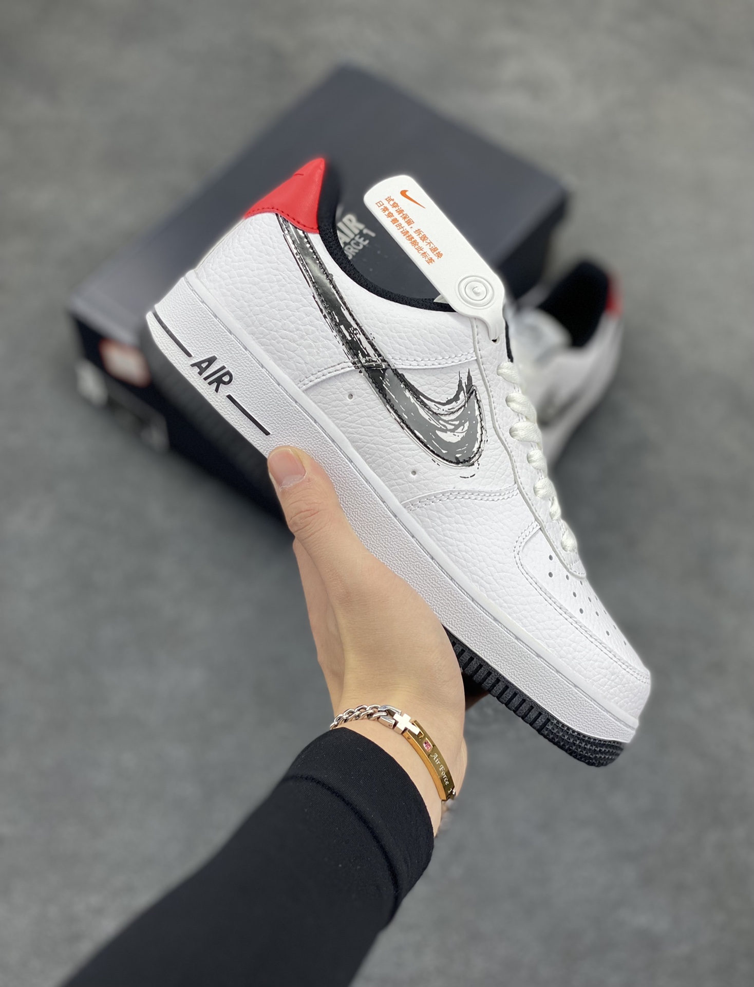 福利特价 Nike Air Force 1 Low Brushstroke Swoosh “笔刷” 空军一号低帮时尚休闲板鞋 分别以黑白两色呈现 特别的是侧身笔刷样式的 Swoosh Logo 写意且极具辨识度 鞋面皮革细腻 规格超高 整体气质硬挺 货号：DA4657-100 尺码：36 36.5 37.5 38 38.5 39 40 40.5 41 42 42.5 43 44 44.5 45-选品中心