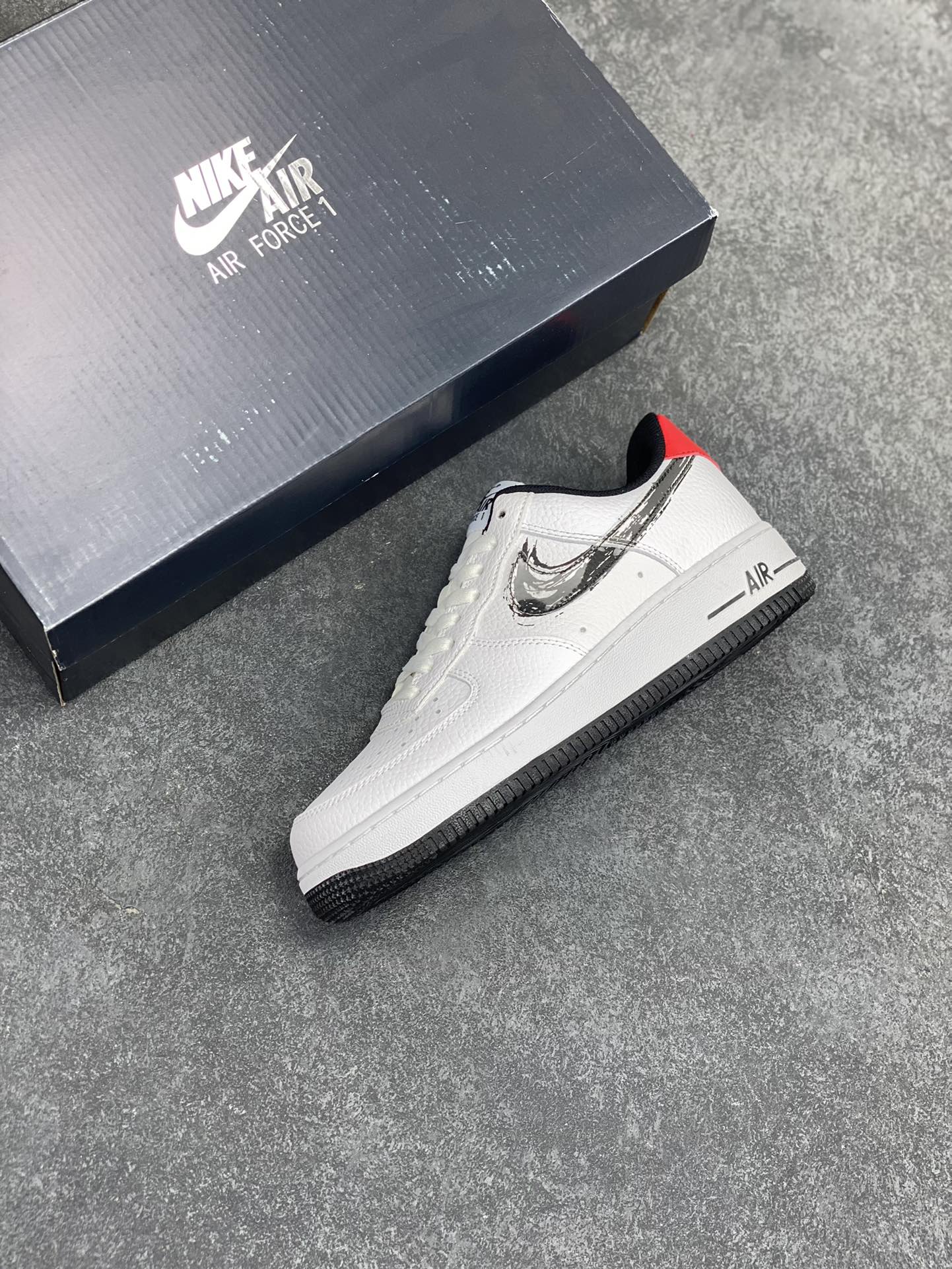图片[7]-福利特价 Nike Air Force 1 Low Brushstroke Swoosh “笔刷” 空军一号低帮时尚休闲板鞋 分别以黑白两色呈现 特别的是侧身笔刷样式的 Swoosh Logo 写意且极具辨识度 鞋面皮革细腻 规格超高 整体气质硬挺 货号：DA4657-100 尺码：36 36.5 37.5 38 38.5 39 40 40.5 41 42 42.5 43 44 44.5 45-选品中心