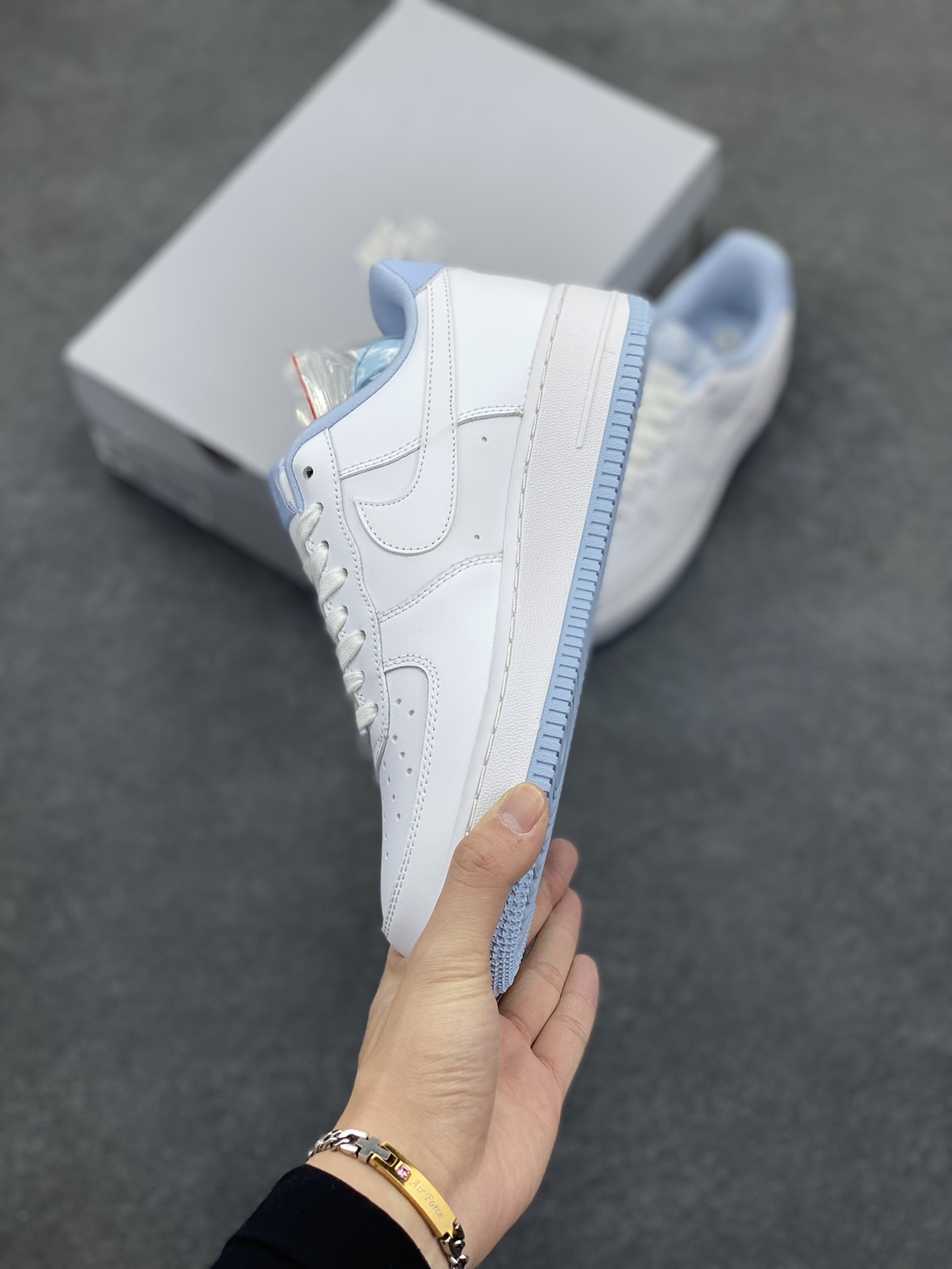 图片[3]-福利特价 Nike Air Force 1\’07 空军一号休闲运动板鞋 白蓝色 原楦头原纸板 打造纯正空军版型#专注外贸渠道 全掌内置蜂窝气垫 #原盒配件 原厂中底钢印、拉帮完美 货号：CQ6915-103 尺码：36 36.5 37.5 38 38.5 39 40 40.5 41 42 42.5 43 44 44.5 45-选品中心