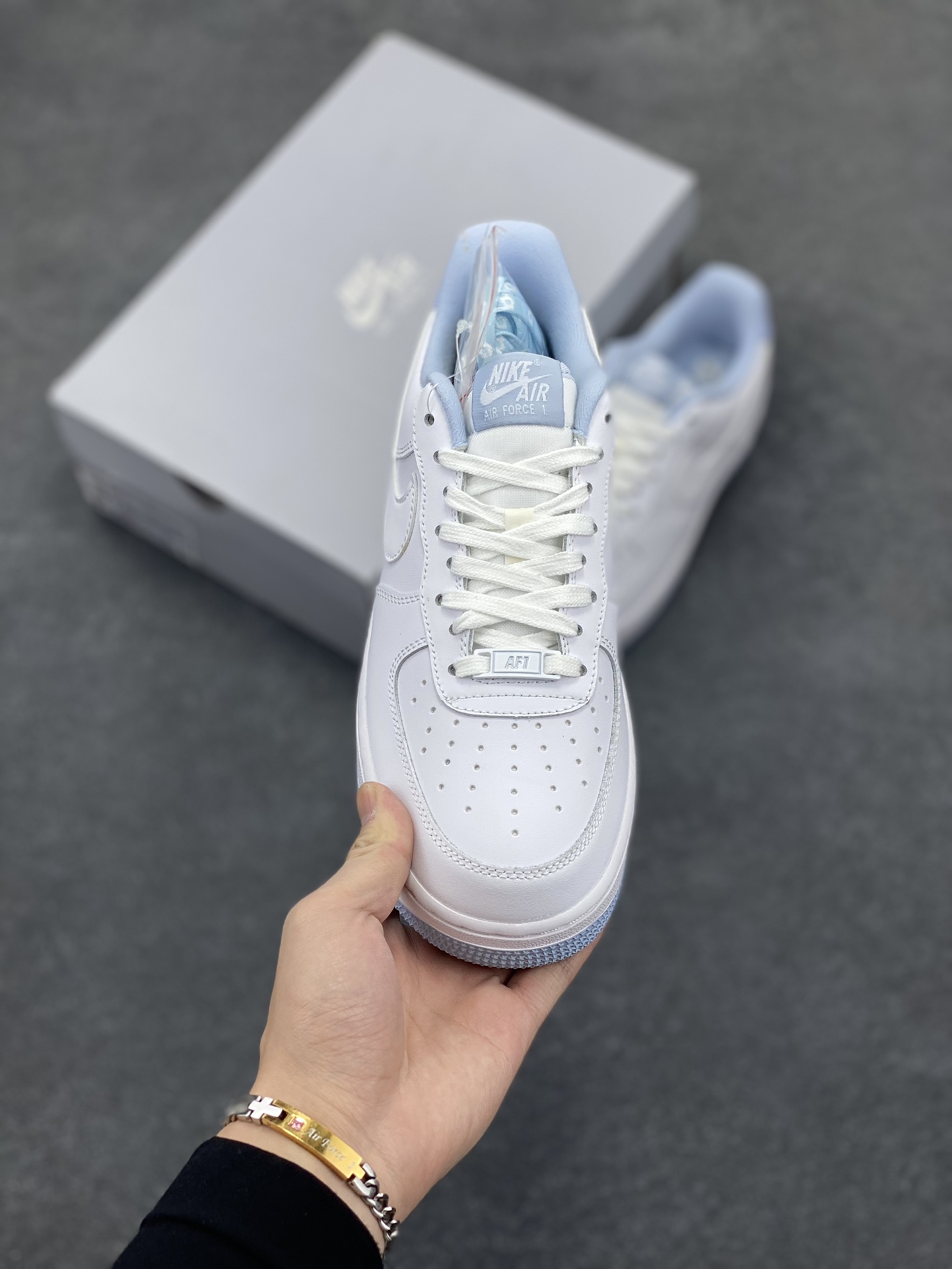 图片[2]-福利特价 Nike Air Force 1\’07 空军一号休闲运动板鞋 白蓝色 原楦头原纸板 打造纯正空军版型#专注外贸渠道 全掌内置蜂窝气垫 #原盒配件 原厂中底钢印、拉帮完美 货号：CQ6915-103 尺码：36 36.5 37.5 38 38.5 39 40 40.5 41 42 42.5 43 44 44.5 45-选品中心