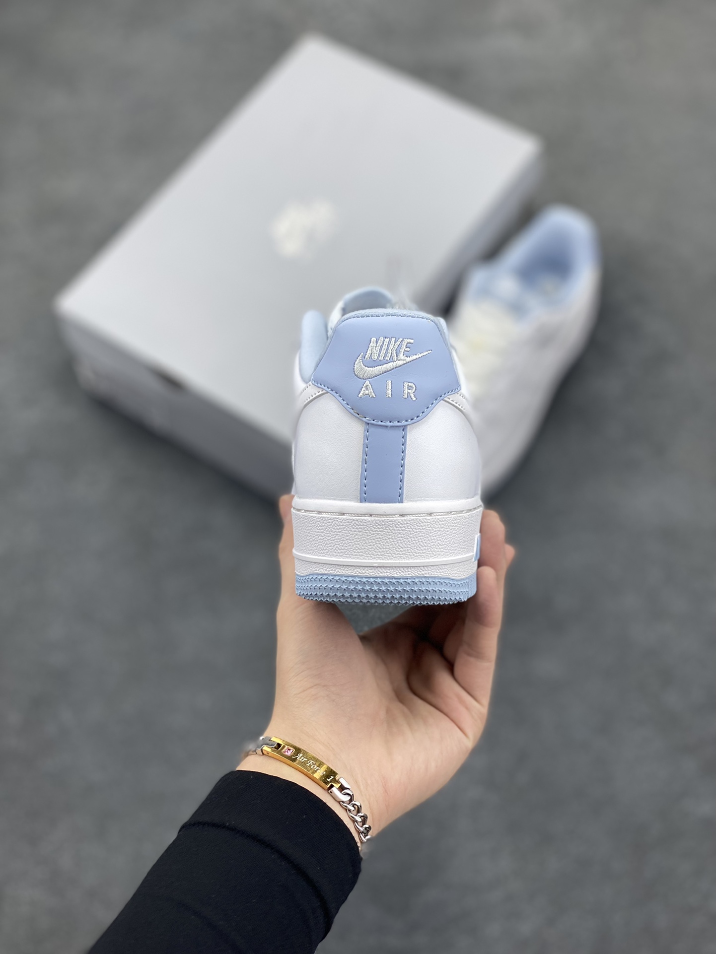 图片[4]-福利特价 Nike Air Force 1\’07 空军一号休闲运动板鞋 白蓝色 原楦头原纸板 打造纯正空军版型#专注外贸渠道 全掌内置蜂窝气垫 #原盒配件 原厂中底钢印、拉帮完美 货号：CQ6915-103 尺码：36 36.5 37.5 38 38.5 39 40 40.5 41 42 42.5 43 44 44.5 45-选品中心