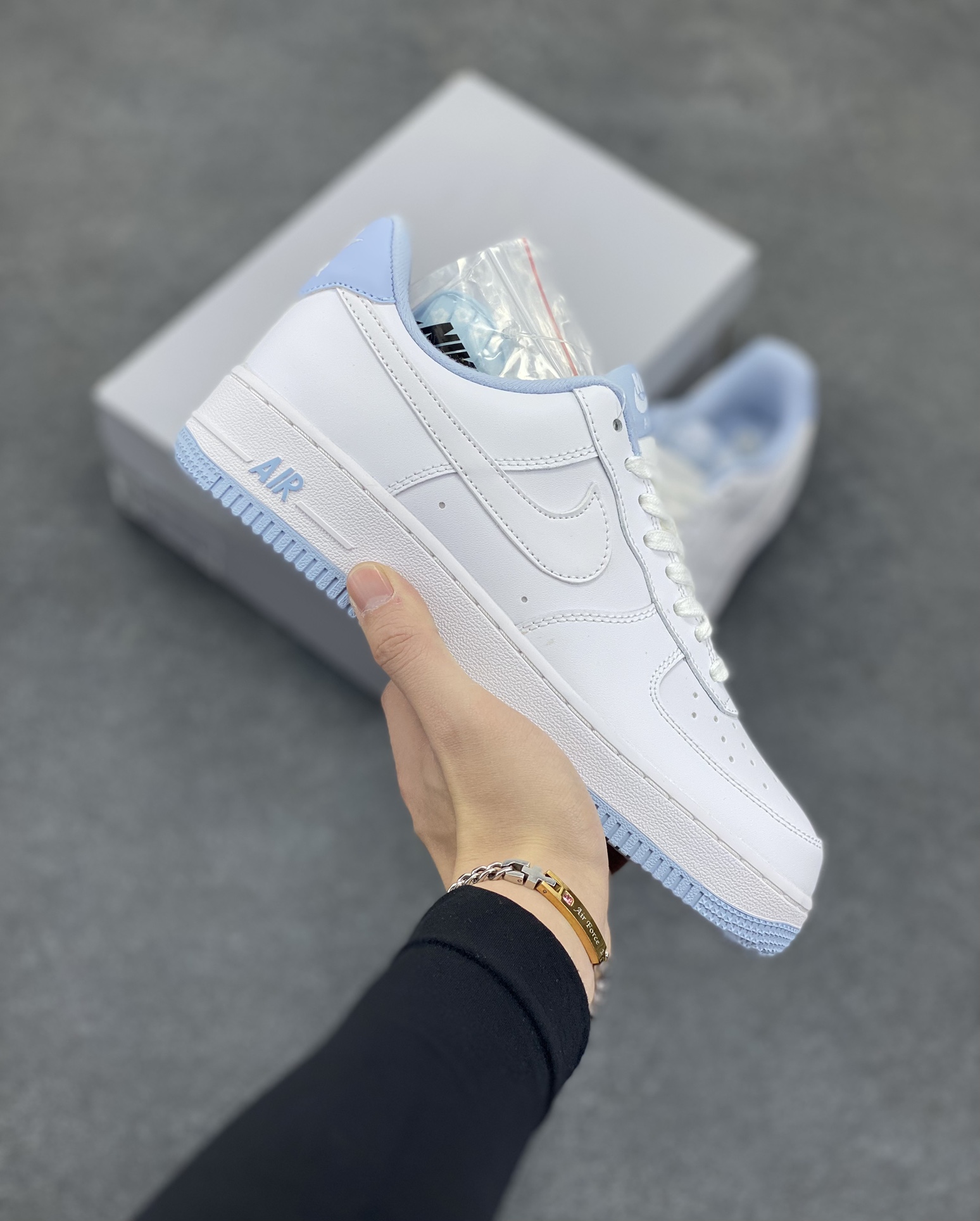 福利特价 Nike Air Force 1\’07 空军一号休闲运动板鞋 白蓝色 原楦头原纸板 打造纯正空军版型#专注外贸渠道 全掌内置蜂窝气垫 #原盒配件 原厂中底钢印、拉帮完美 货号:CQ6915-103 尺码:36 36.5 37.5 38 38.5 39 40 40.5 41 42 42.5 43 44 44.5 45-选品中心