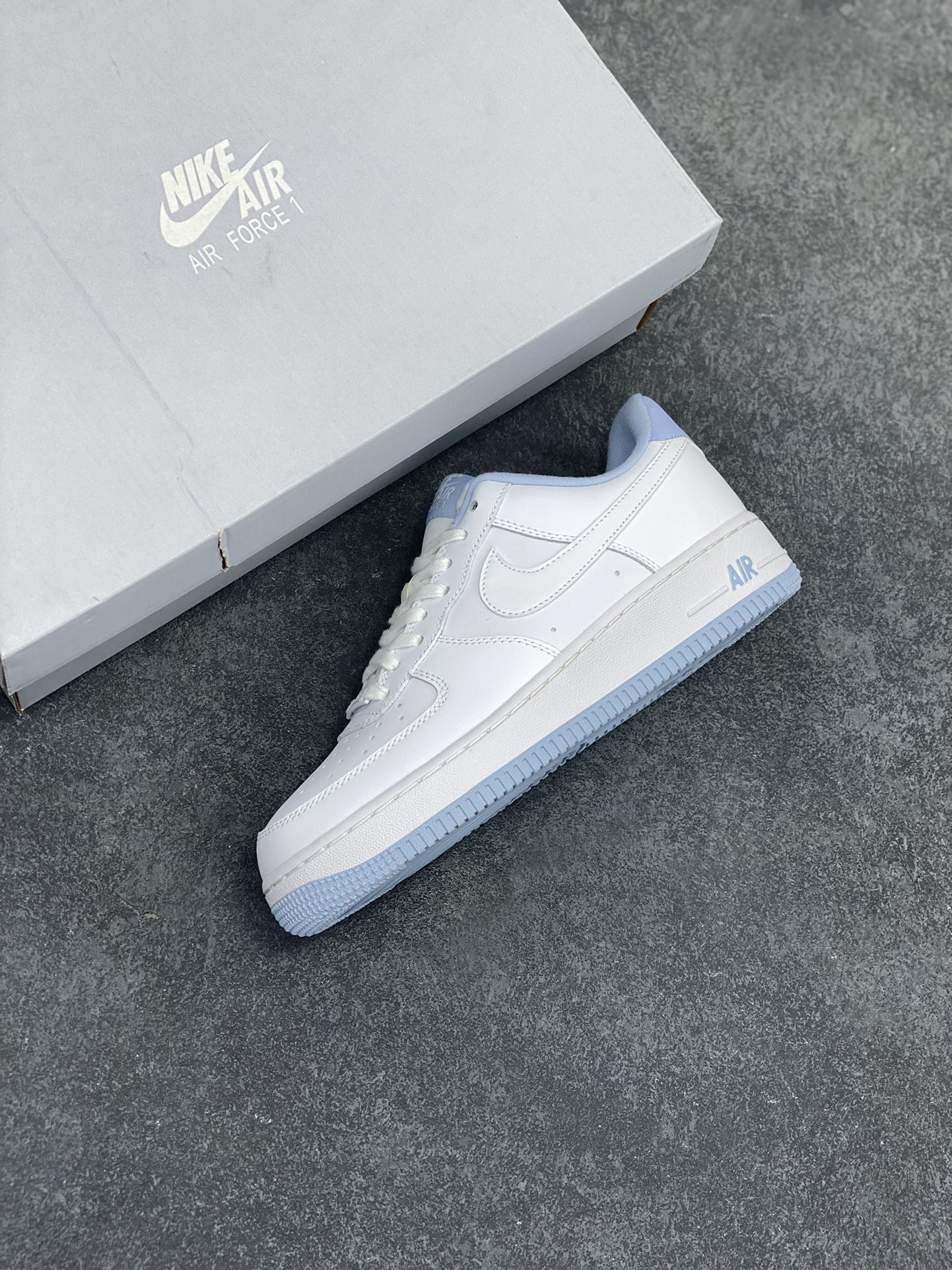 图片[7]-福利特价 Nike Air Force 1\’07 空军一号休闲运动板鞋 白蓝色 原楦头原纸板 打造纯正空军版型#专注外贸渠道 全掌内置蜂窝气垫 #原盒配件 原厂中底钢印、拉帮完美 货号：CQ6915-103 尺码：36 36.5 37.5 38 38.5 39 40 40.5 41 42 42.5 43 44 44.5 45-选品中心