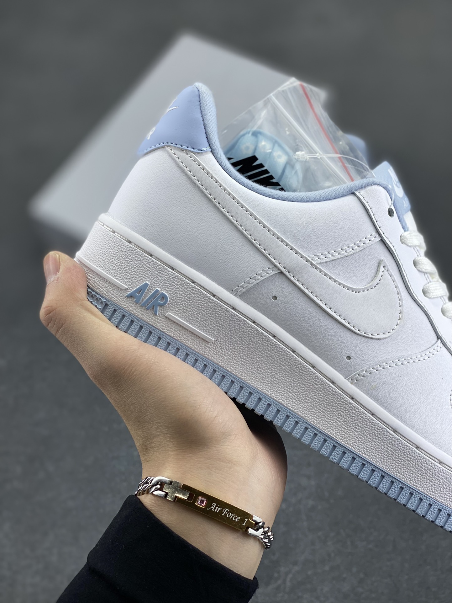 图片[6]-福利特价 Nike Air Force 1\’07 空军一号休闲运动板鞋 白蓝色 原楦头原纸板 打造纯正空军版型#专注外贸渠道 全掌内置蜂窝气垫 #原盒配件 原厂中底钢印、拉帮完美 货号：CQ6915-103 尺码：36 36.5 37.5 38 38.5 39 40 40.5 41 42 42.5 43 44 44.5 45-选品中心
